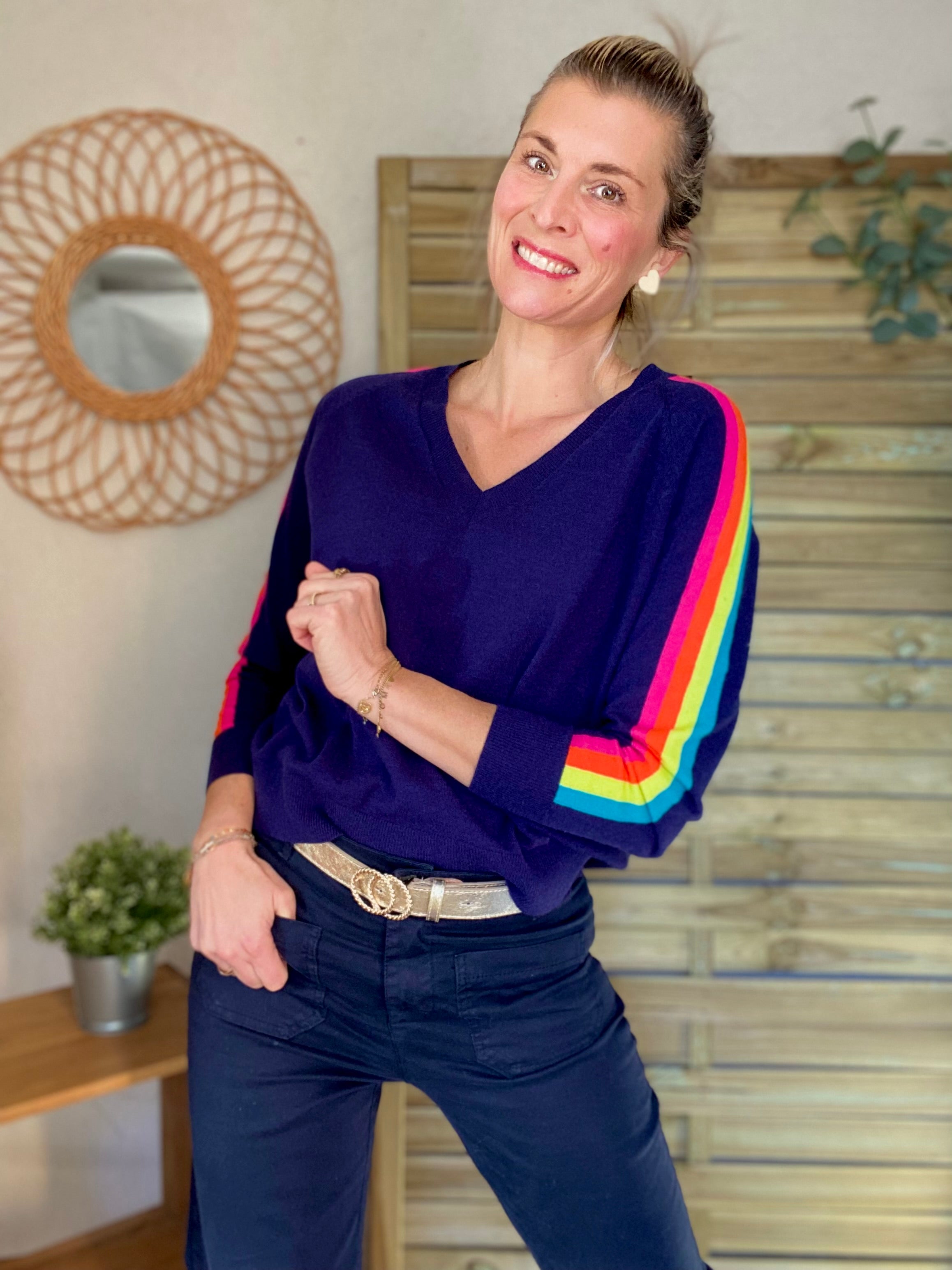 Pull fin avec bandes colorées, col V - RAINBOW 🌈 Bleu marine