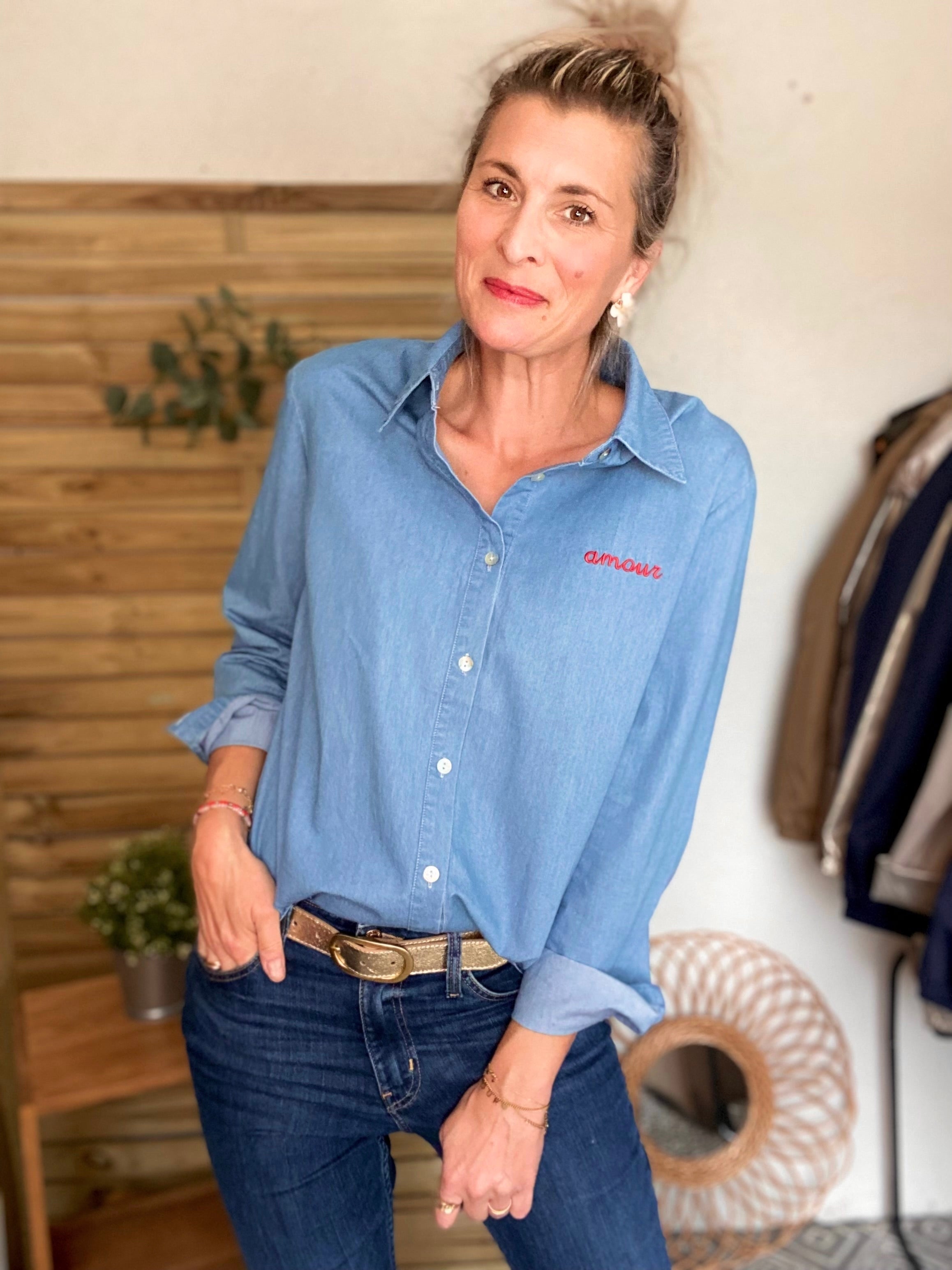 Chemise en coton brodé rouge amour IZÏA - Bleu jean