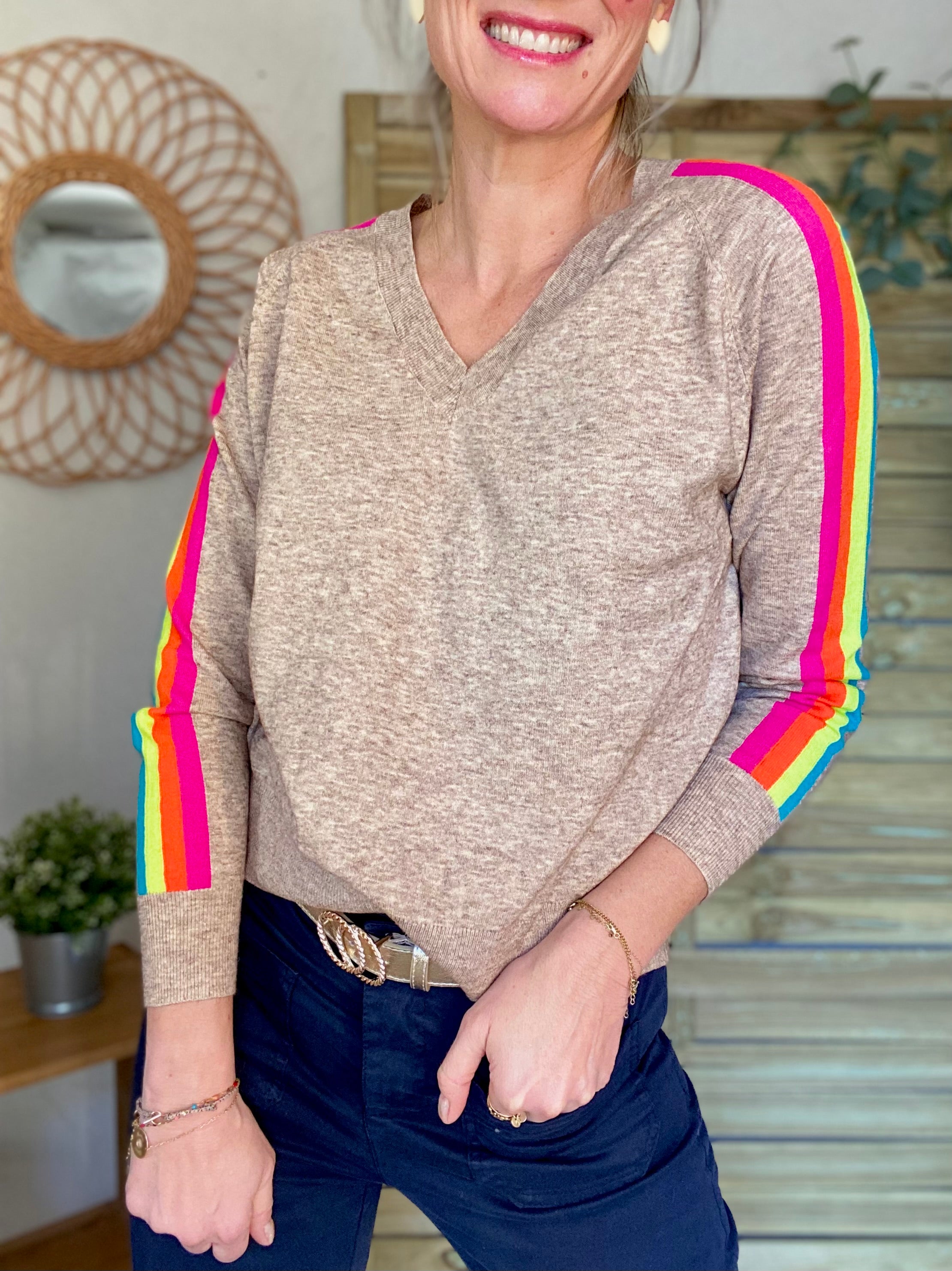 Pull fin avec bandes colorées, col V - RAINBOW 🌈 Taupe chiné
