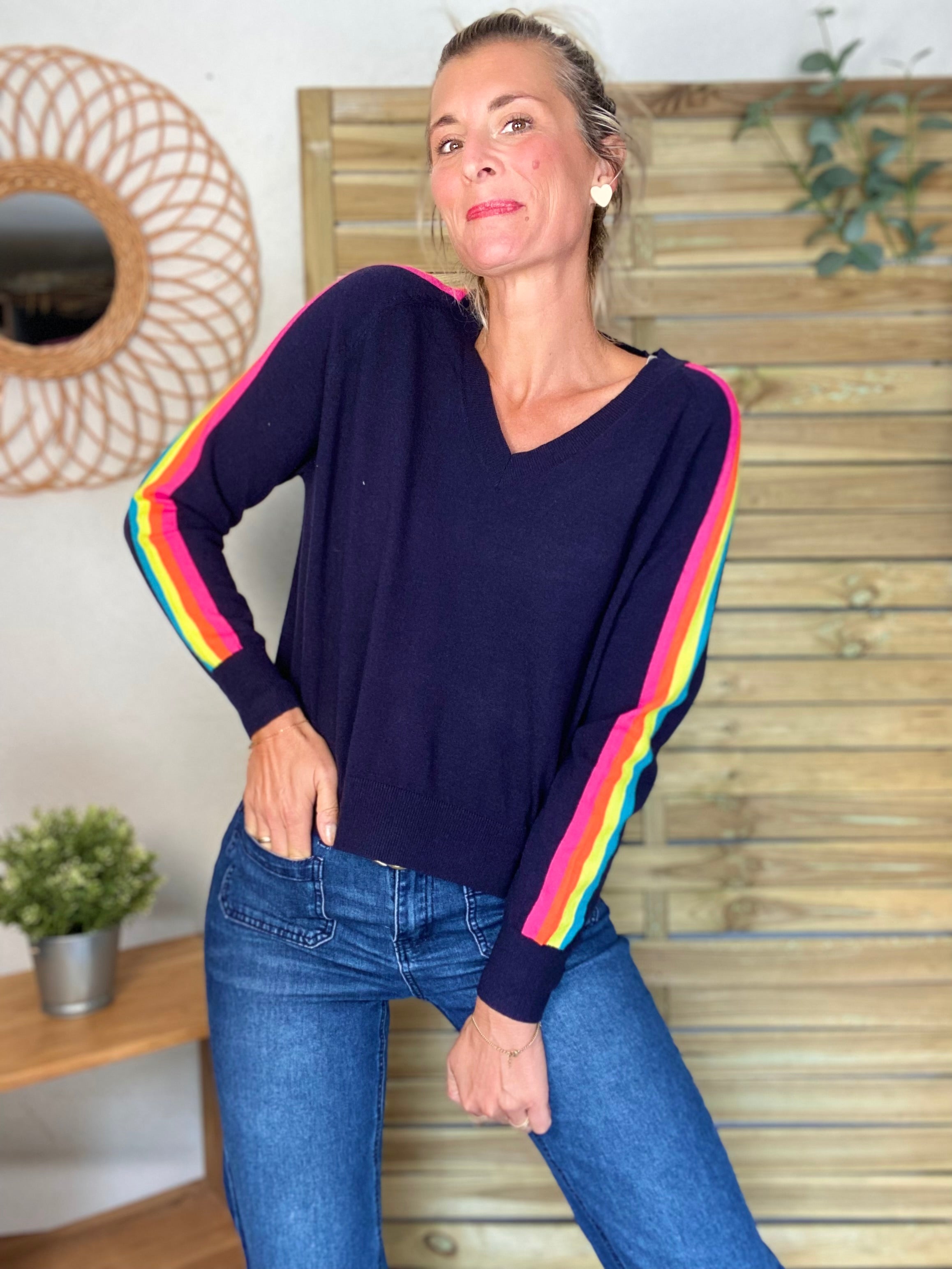 Pull fin avec bandes colorées, col V - RAINBOW 🌈 Bleu marine