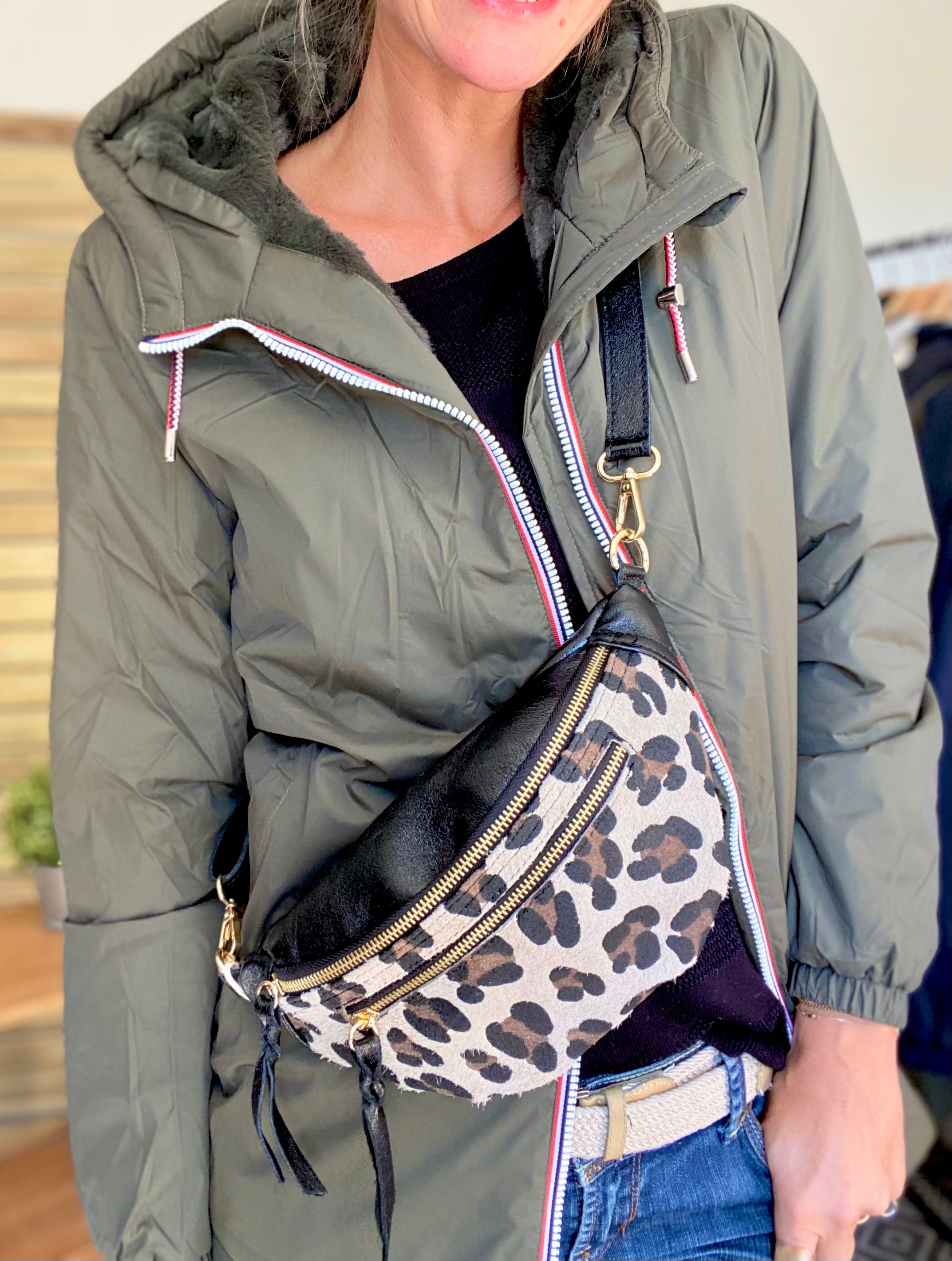 Sac banane en cuir irisé et velours léo - OPRAH - Léo Noir (avec poche avant)