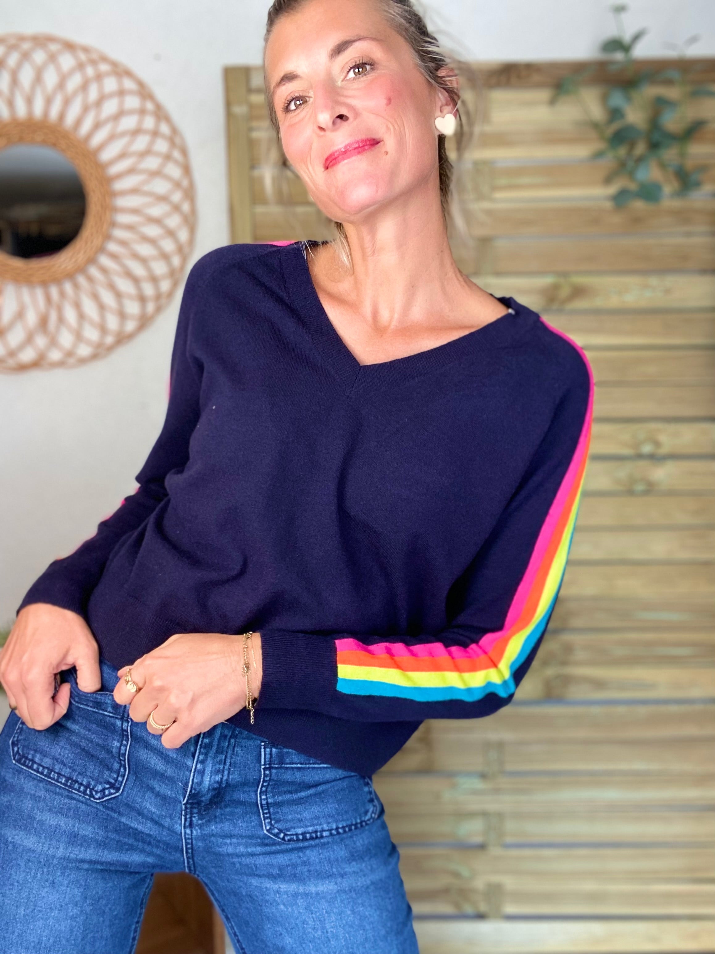 Pull fin avec bandes colorées, col V - RAINBOW 🌈 Bleu marine