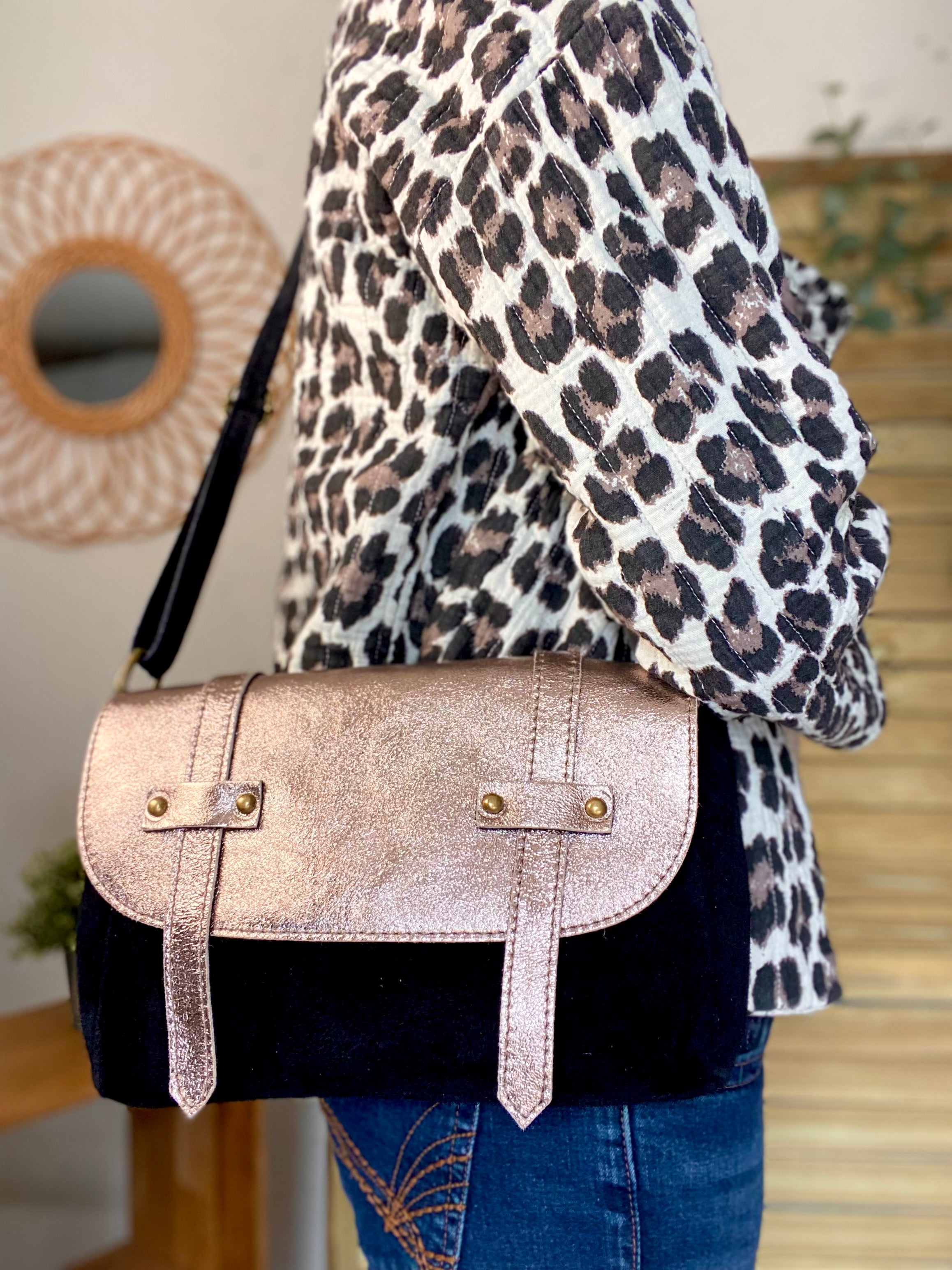 Sac bandoulière en cuir daim et irisé ESMÉE - Noir Bronze