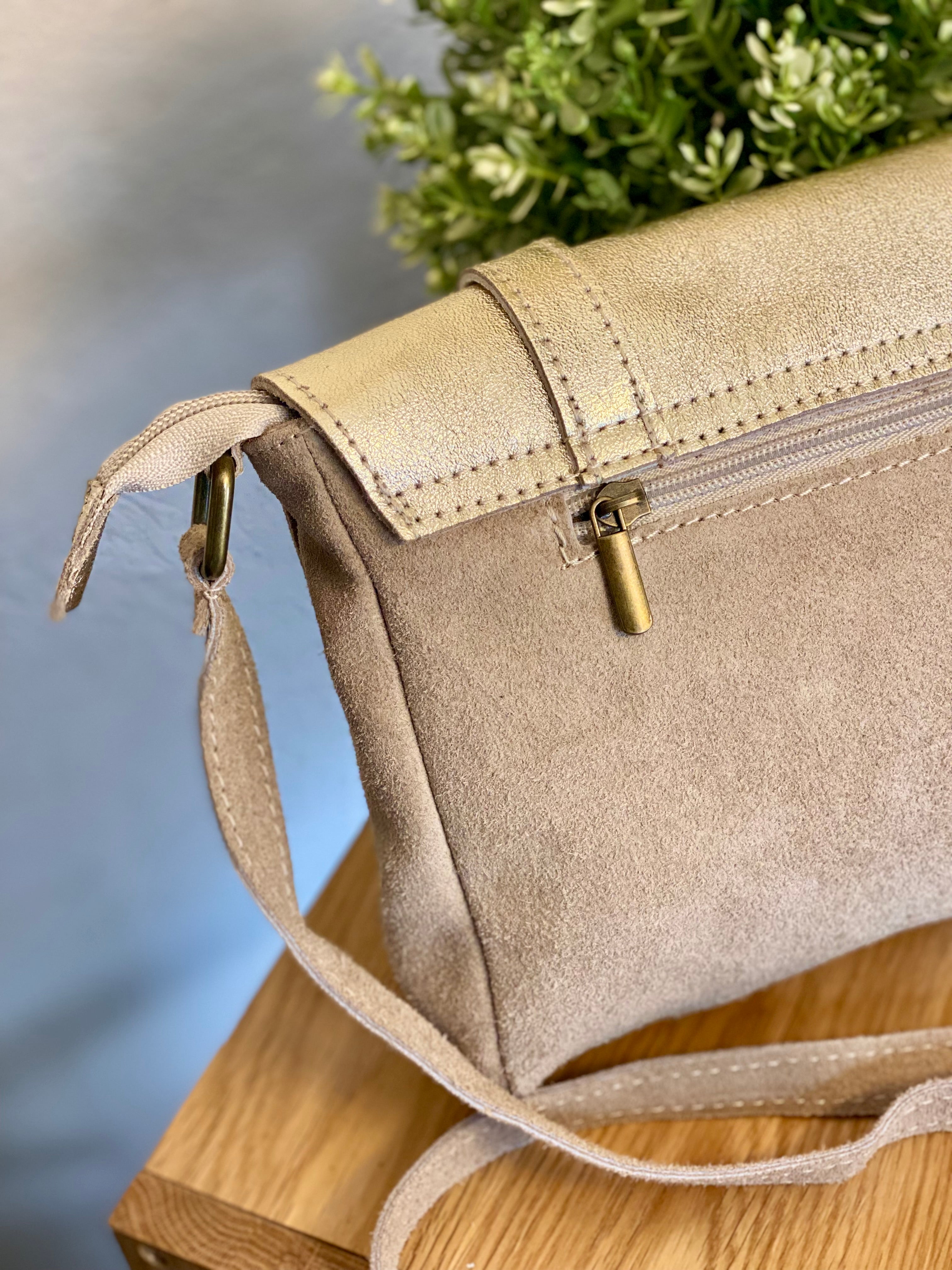 Sac bandoulière en cuir daim et irisé ESMÉE - Beige Doré
