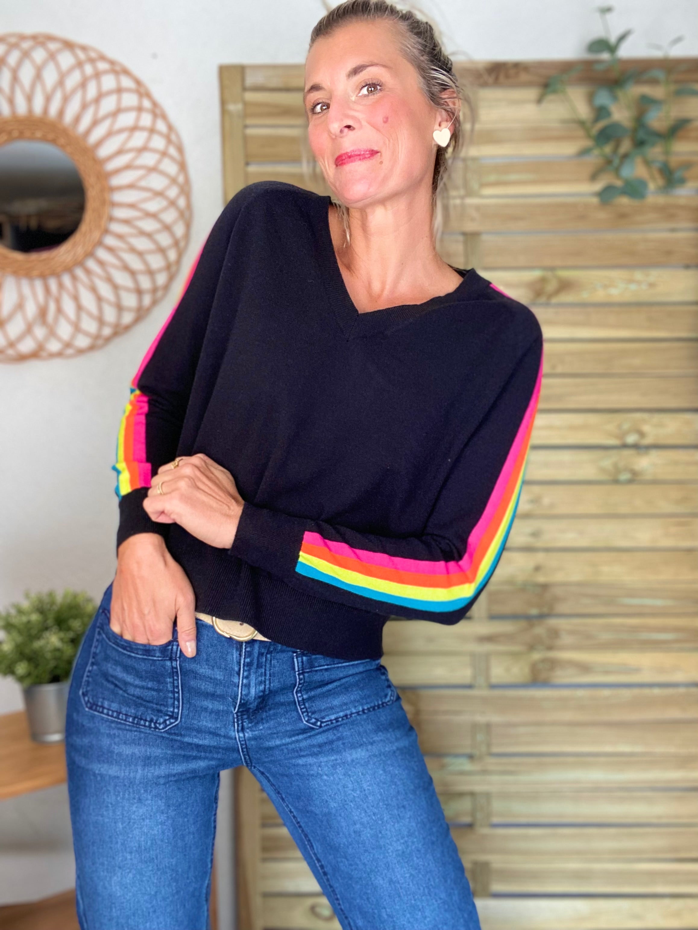 Pull fin avec bandes colorées, col V - RAINBOW 🌈 Noir