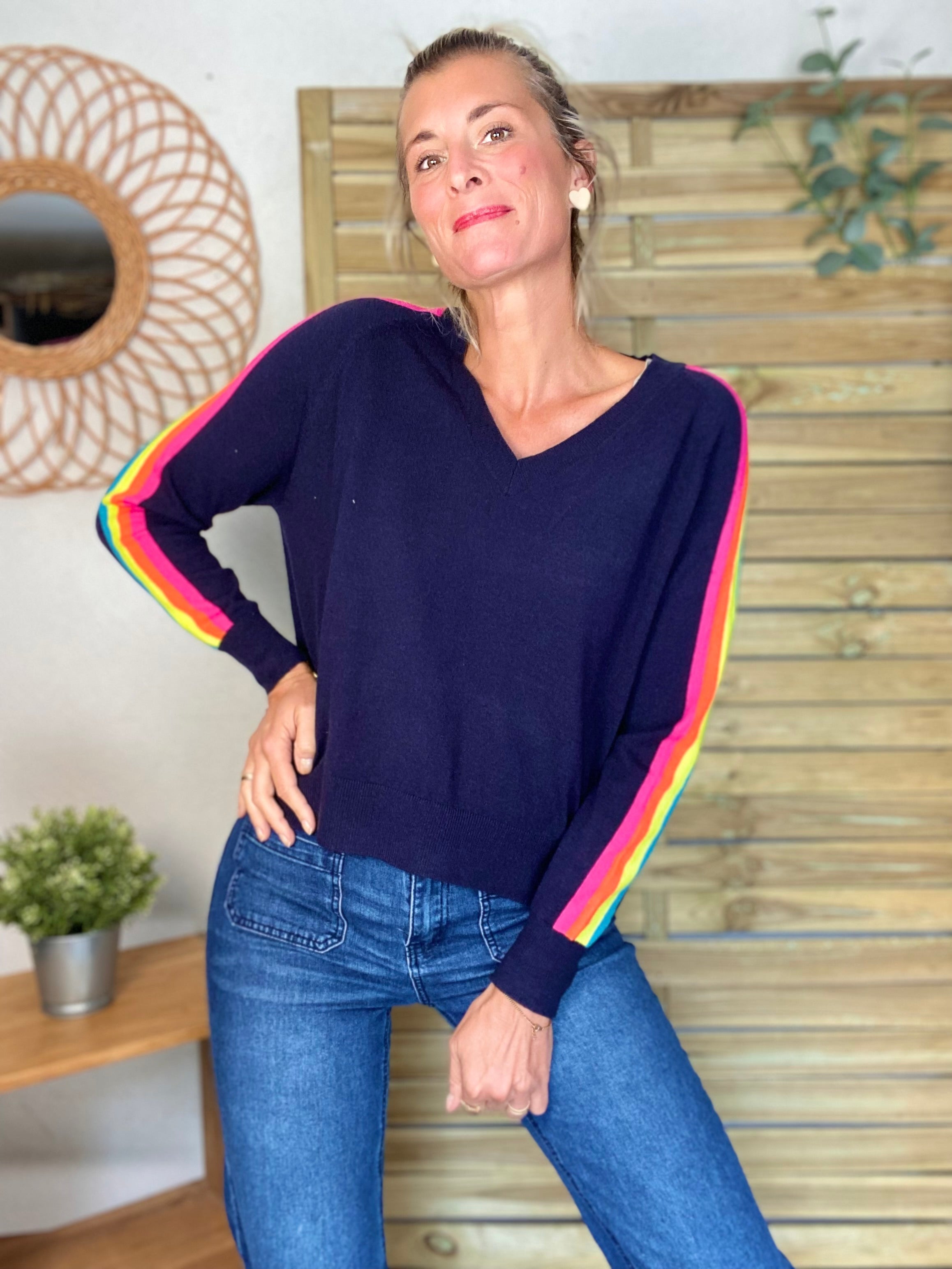 Pull fin avec bandes colorées, col V - RAINBOW 🌈 Bleu marine