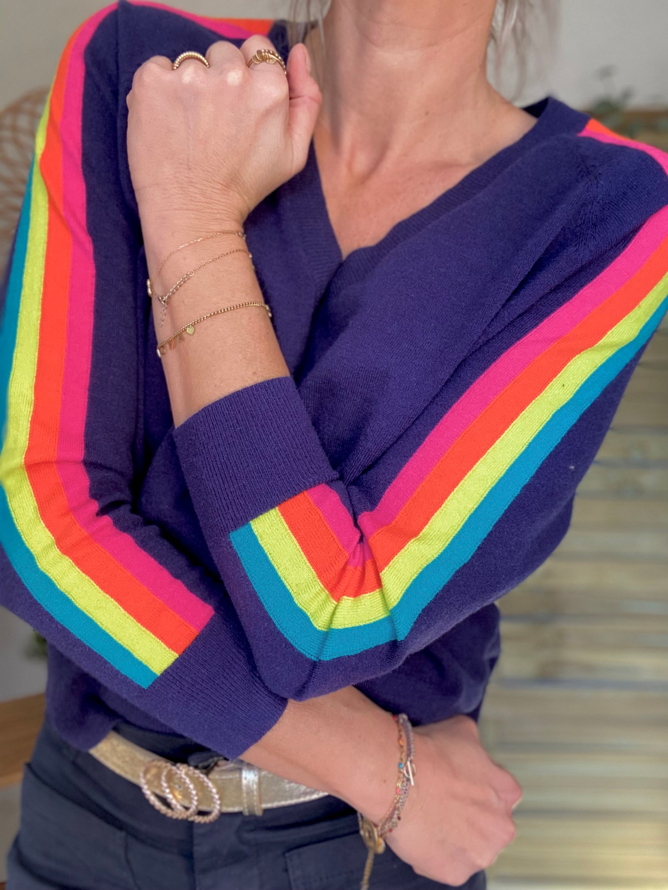 Pull fin avec bandes colorées, col V - RAINBOW 🌈 Bleu marine