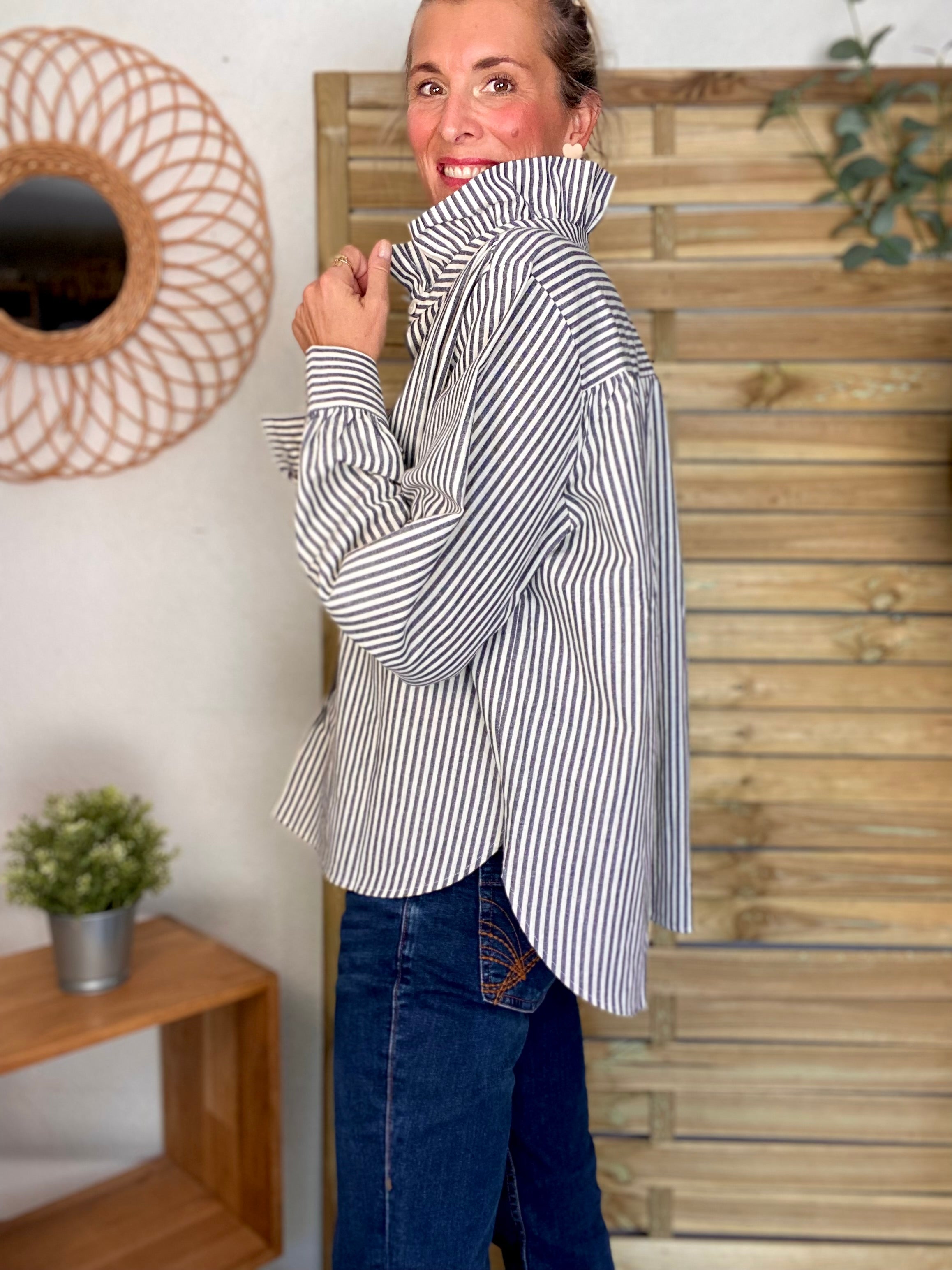 Chemise en coton rayée col victorien BRIGITTE - Bleu charbon