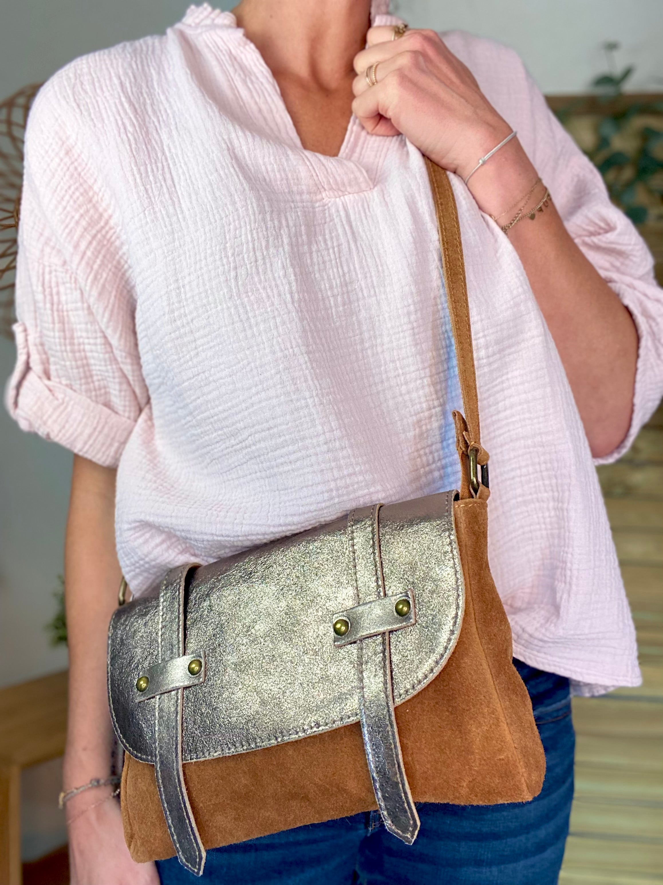 Sac bandoulière en cuir daim et irisé ESMÉE - Camel