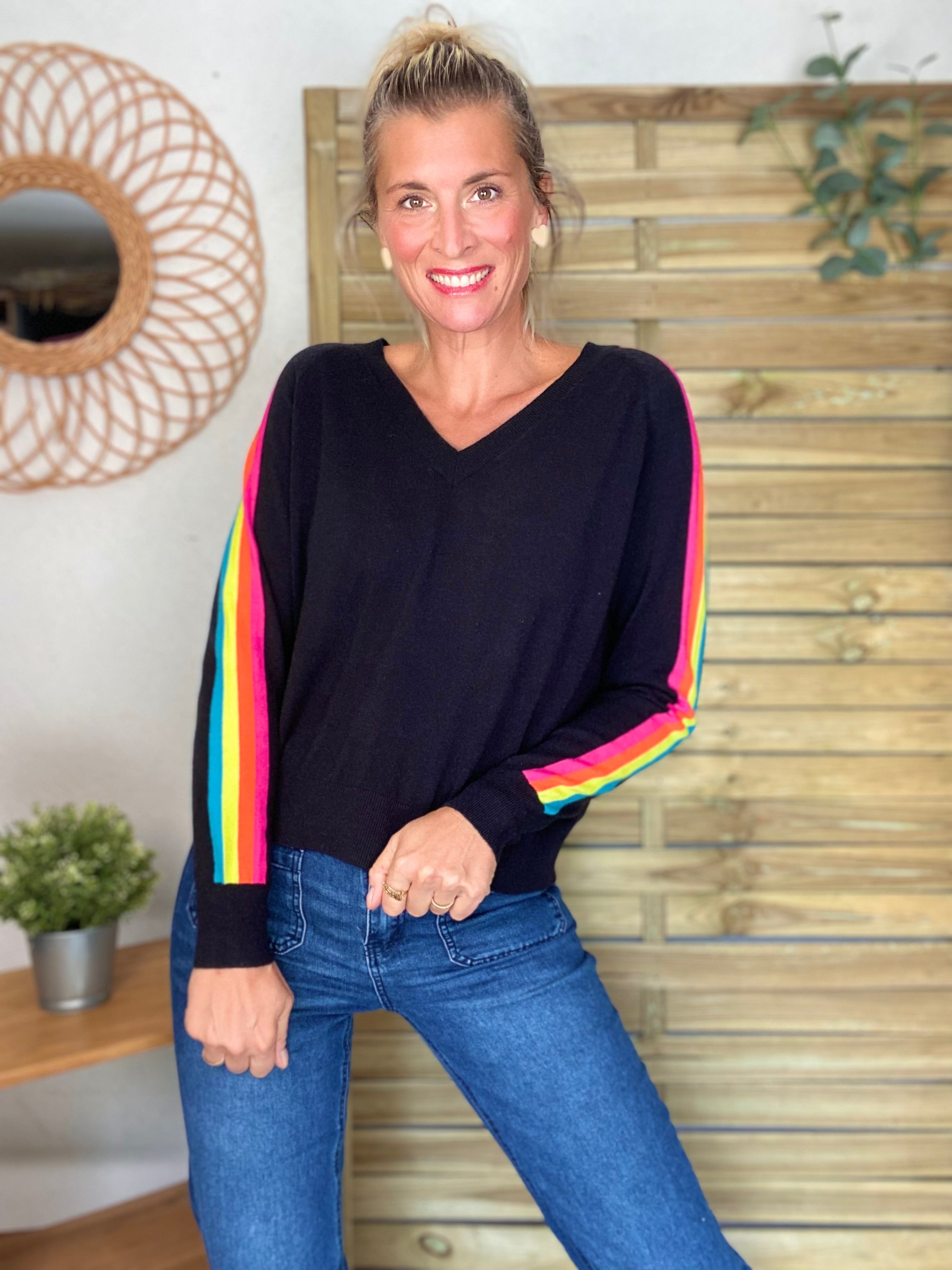 Pull fin avec bandes colorées, col V - RAINBOW 🌈 Noir