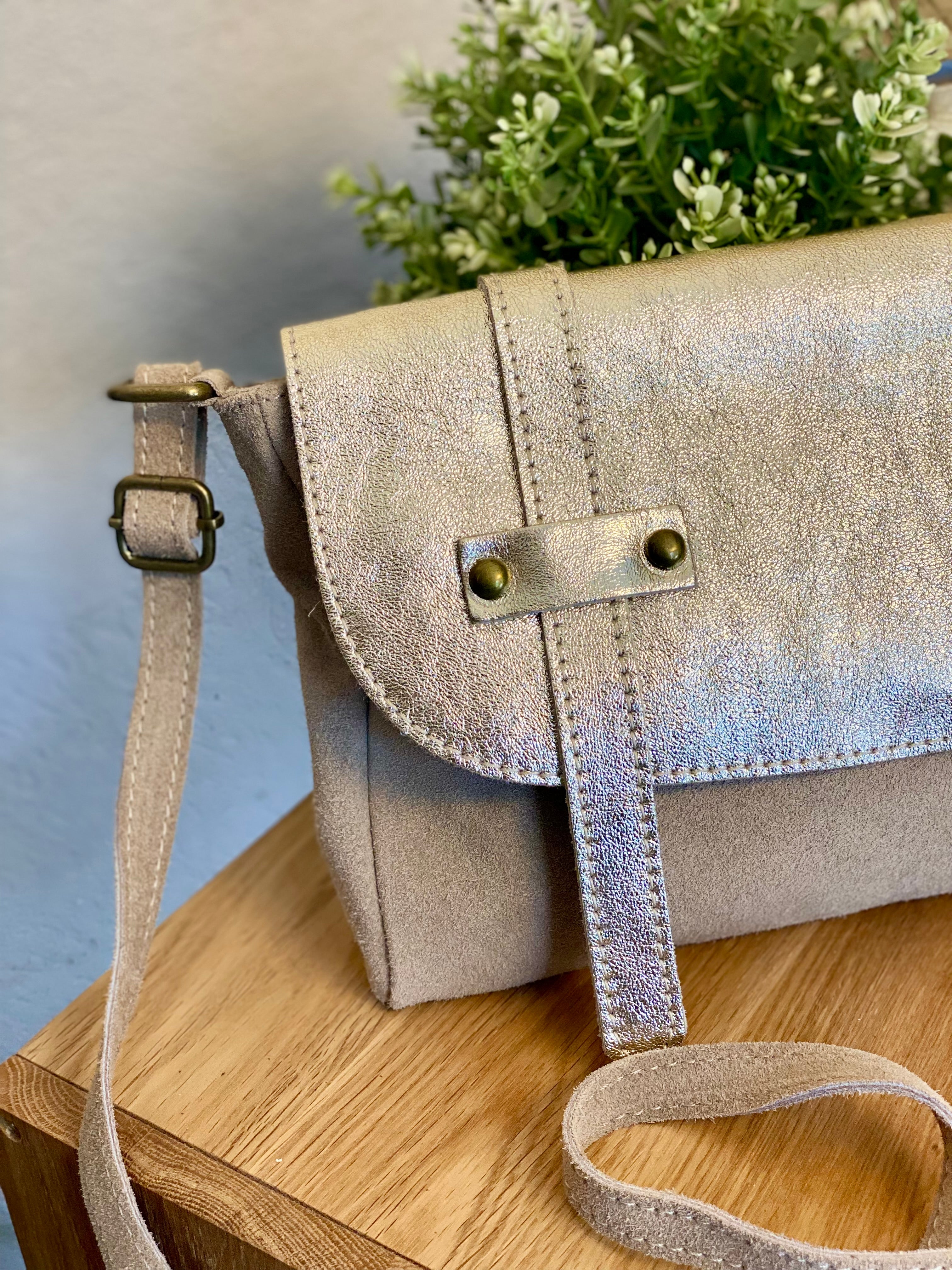 Sac bandoulière en cuir daim et irisé ESMÉE - Beige Doré