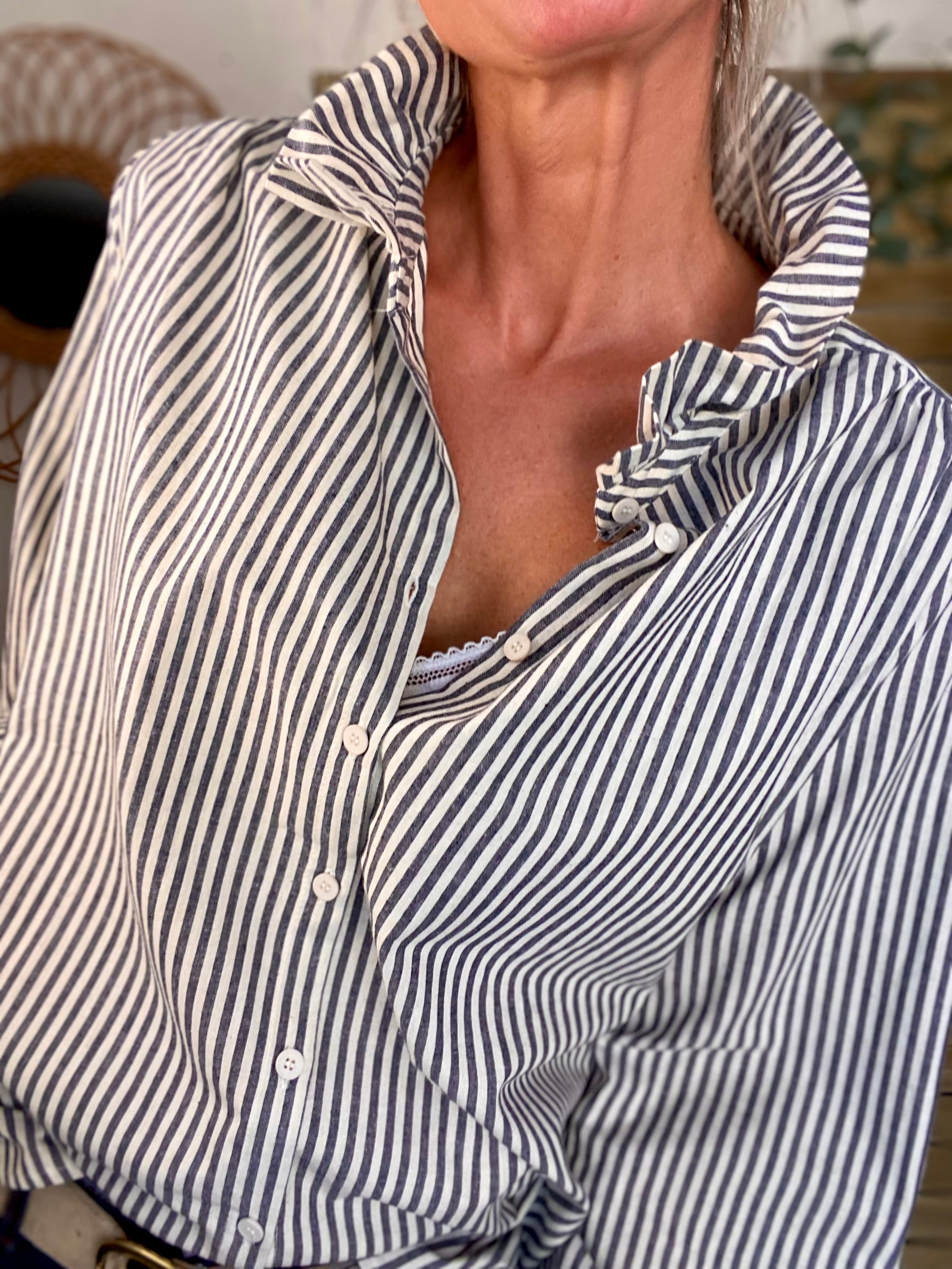 Chemise en coton rayée col victorien BRIGITTE - Bleu charbon