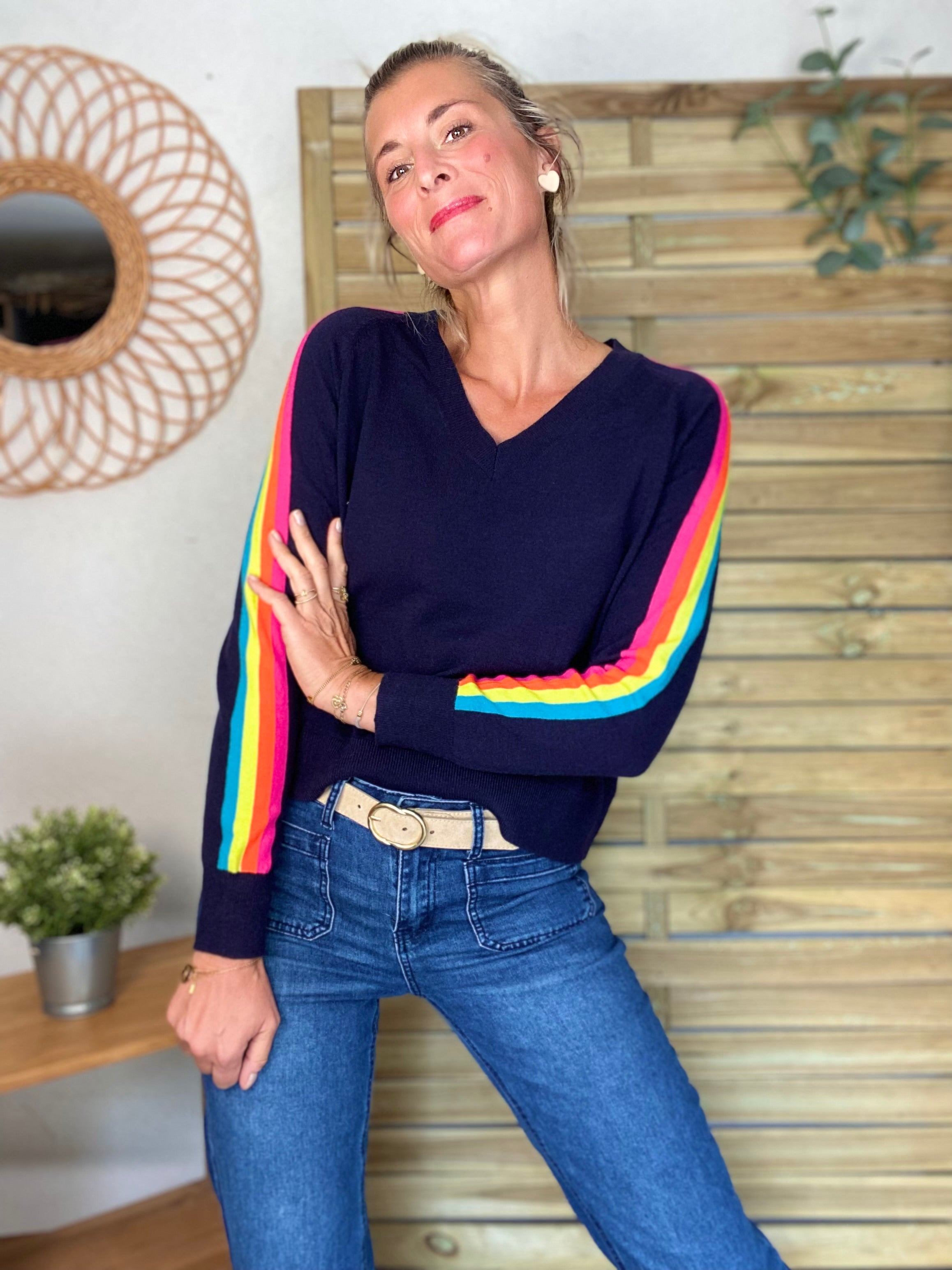 Pull fin avec bandes colorées, col V - RAINBOW 🌈 Bleu marine