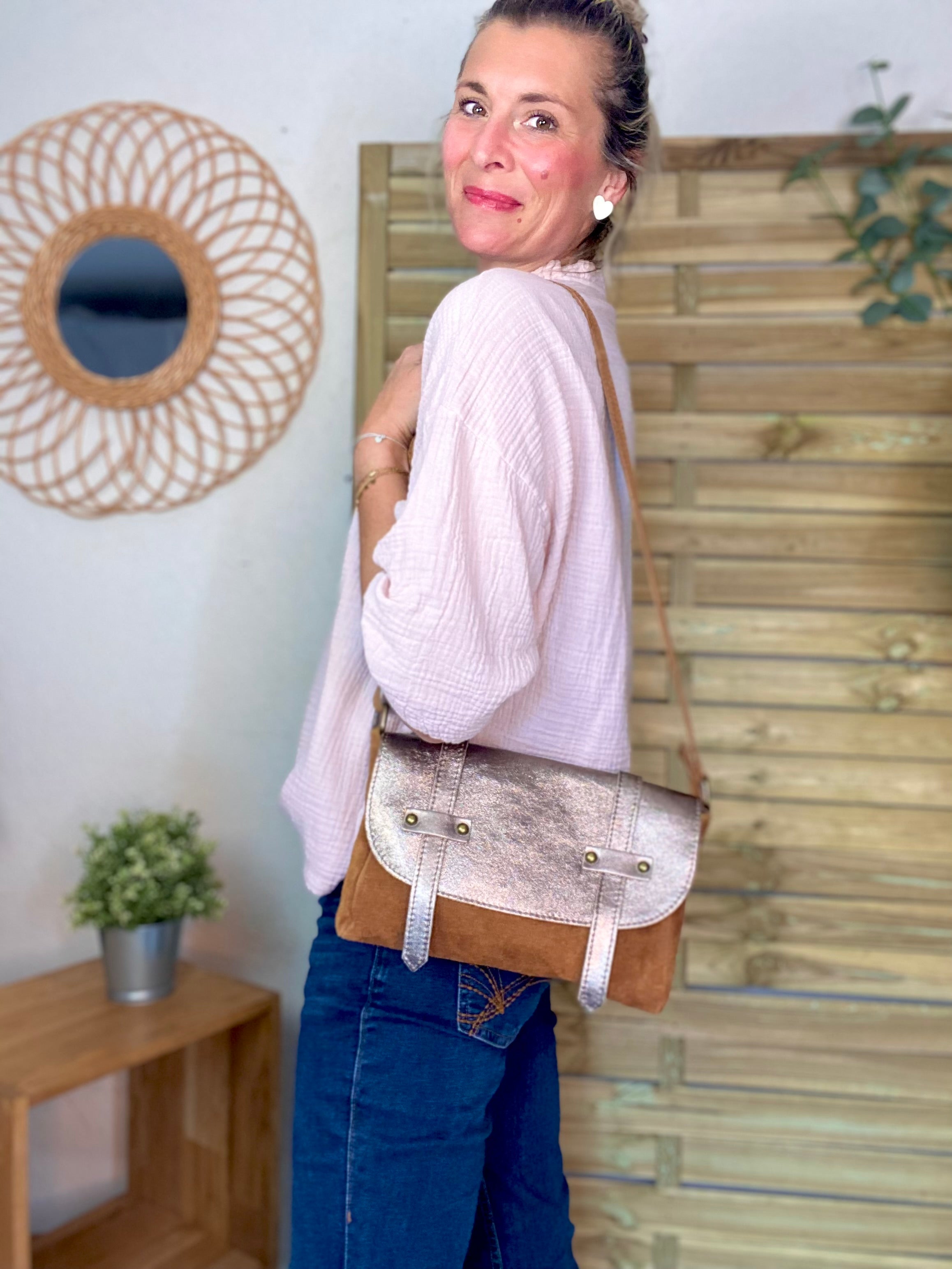 Sac bandoulière en cuir daim et irisé ESMÉE - Camel