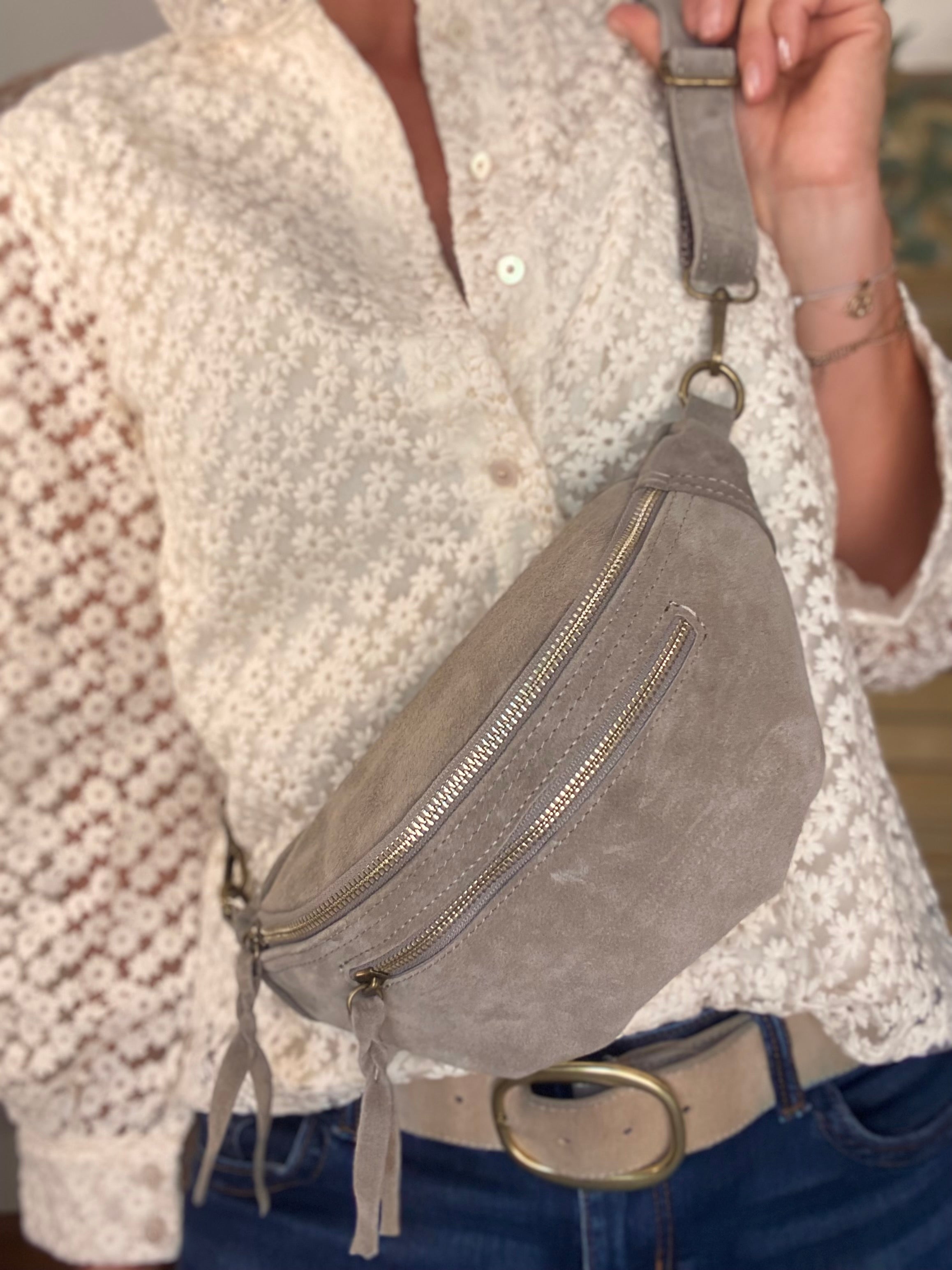 Sac banane double poche en cuir daim - OPALINE - Taupe avec sangle bi-matière