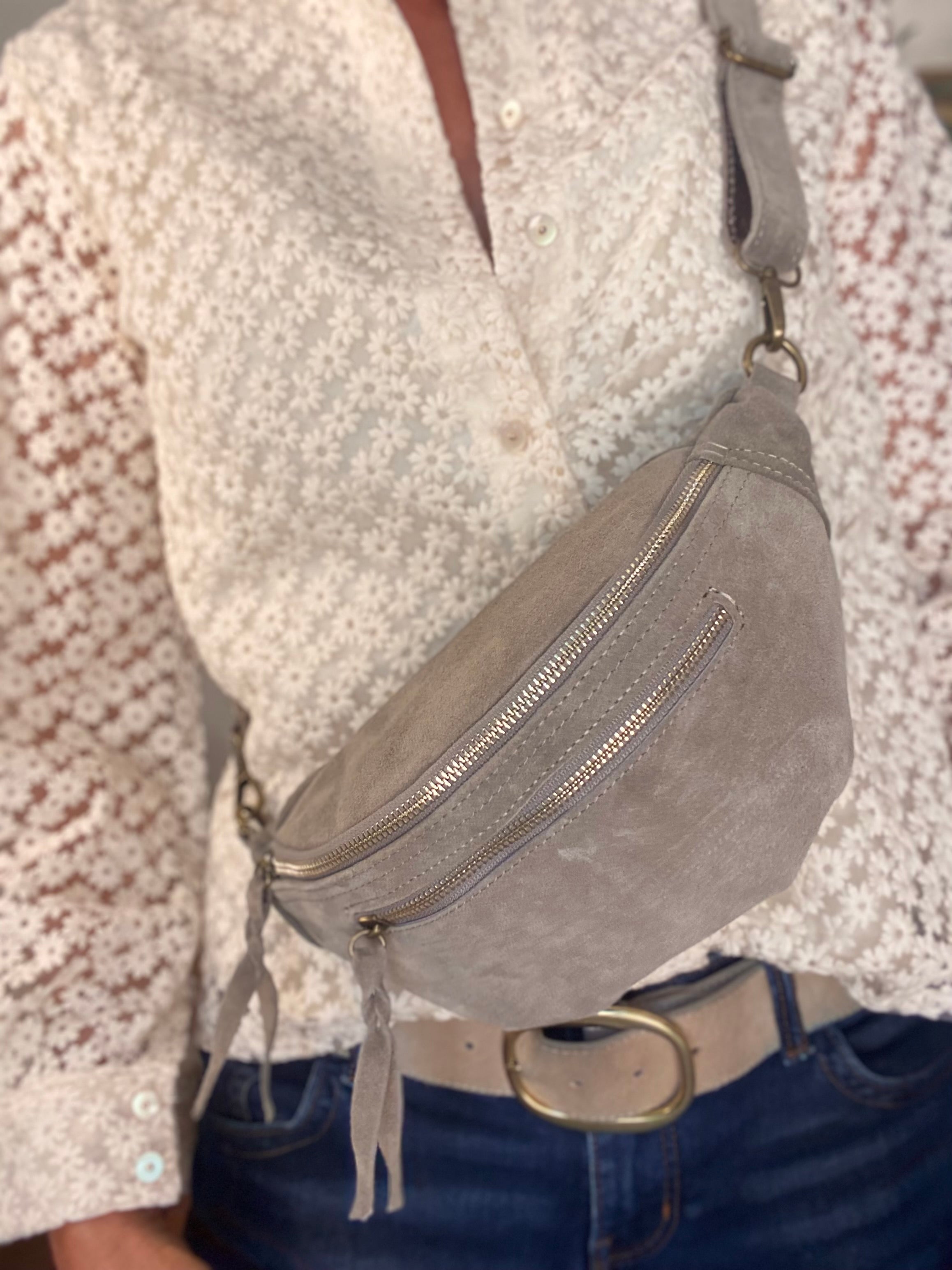 Sac banane double poche en cuir daim - OPALINE - Taupe avec sangle bi-matière