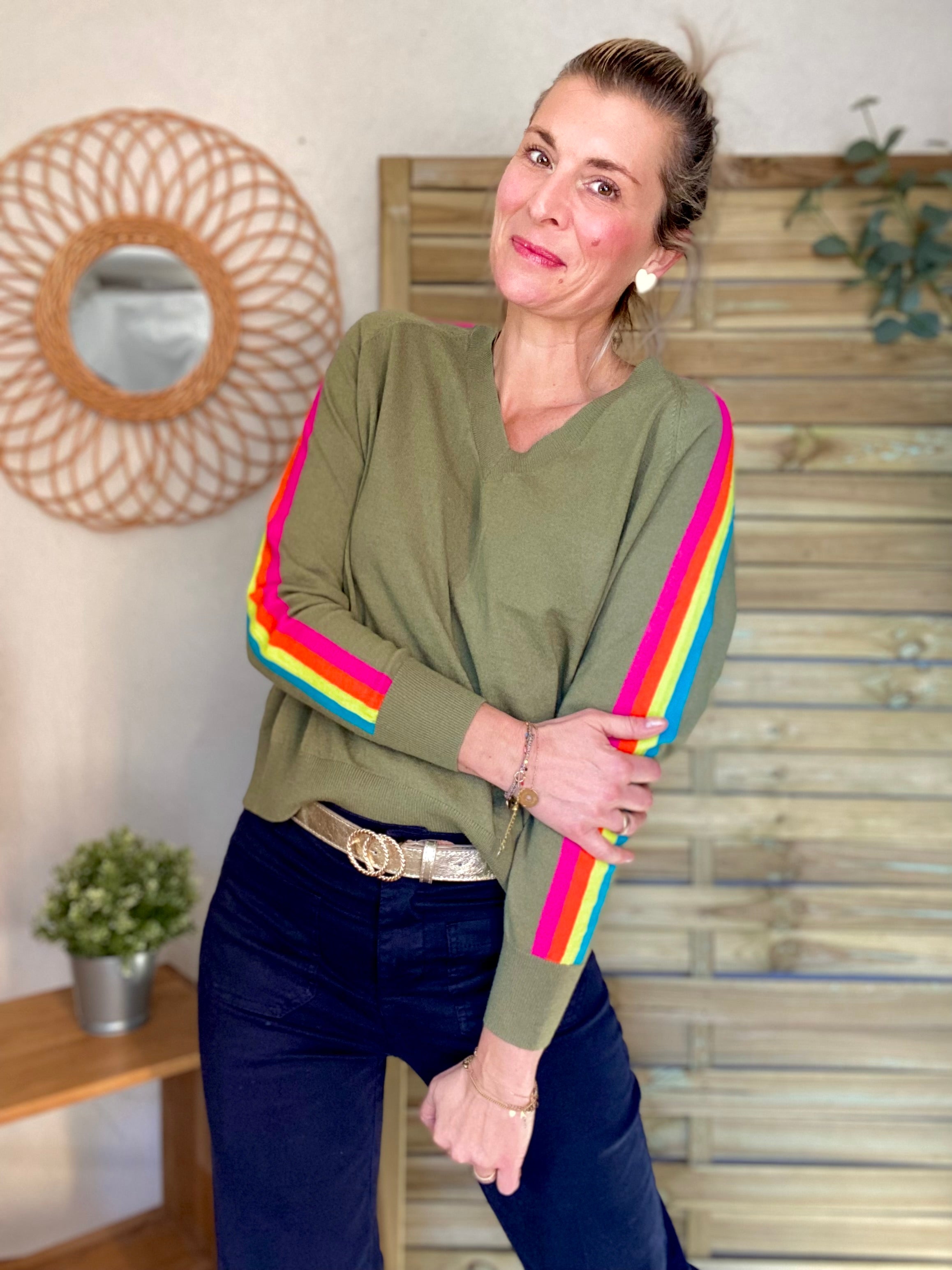 Pull fin avec bandes colorées, col V - RAINBOW 🌈 Kaki