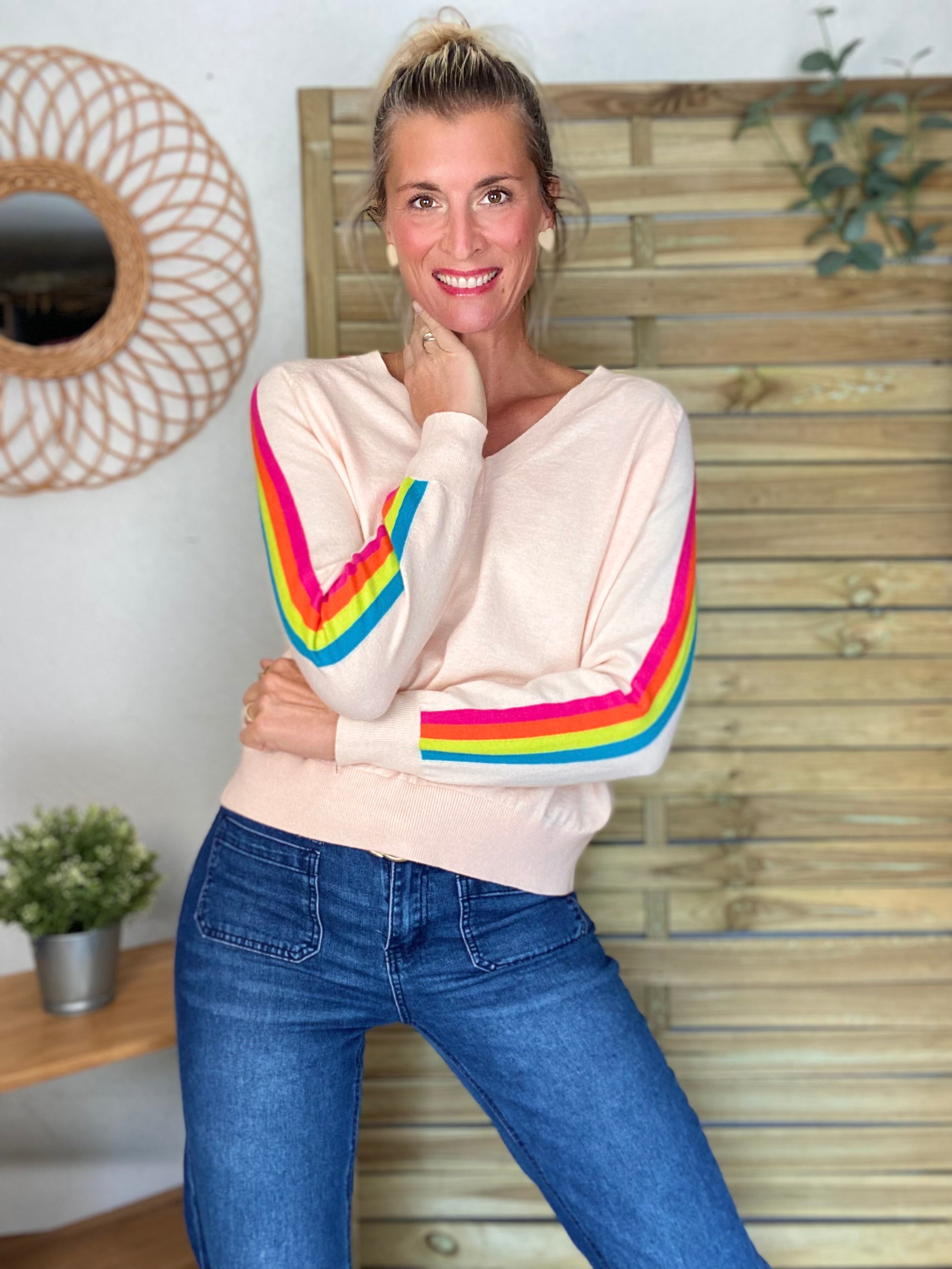 Pull fin avec bandes colorées, col V - RAINBOW 🌈 Rose clair
