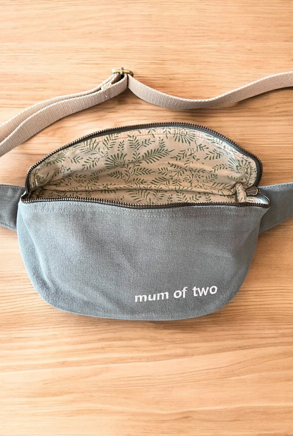 Sac banane en toile MUM OF - Vert sauge - FAMILY IMPACT STORIES