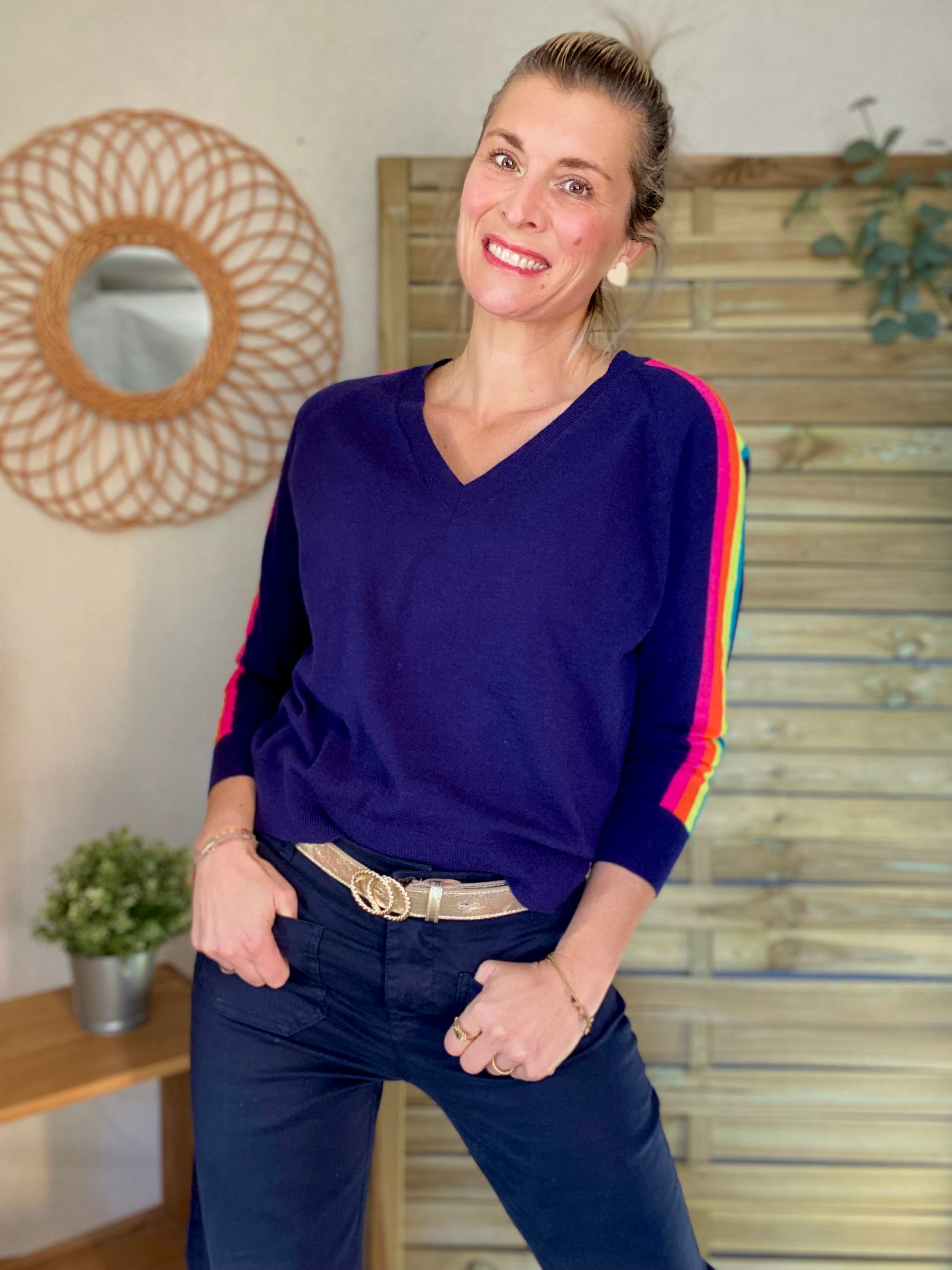 Pull fin avec bandes colorées, col V - RAINBOW 🌈 Bleu marine