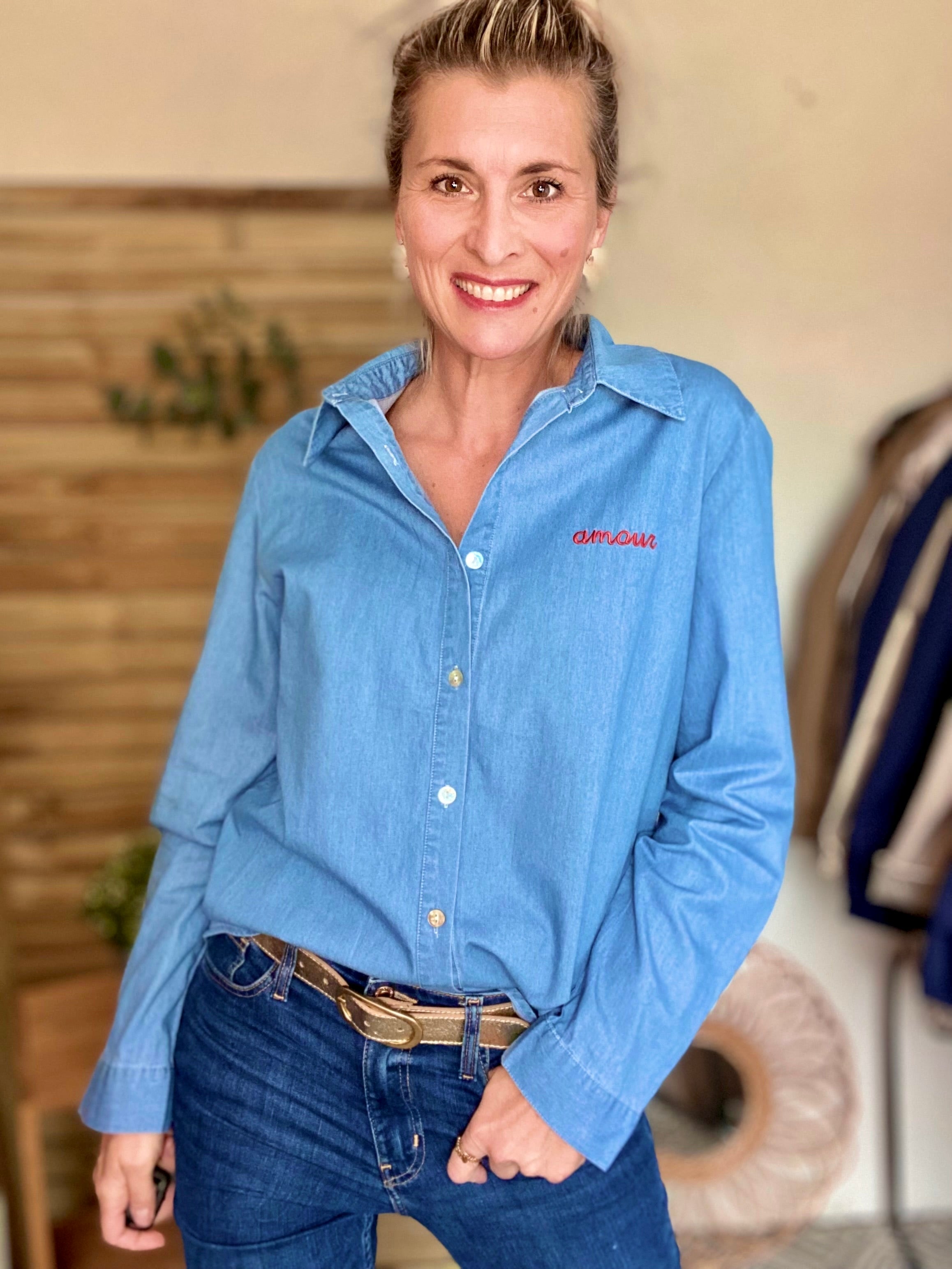 Chemise en coton brodé rouge amour IZÏA - Bleu jean