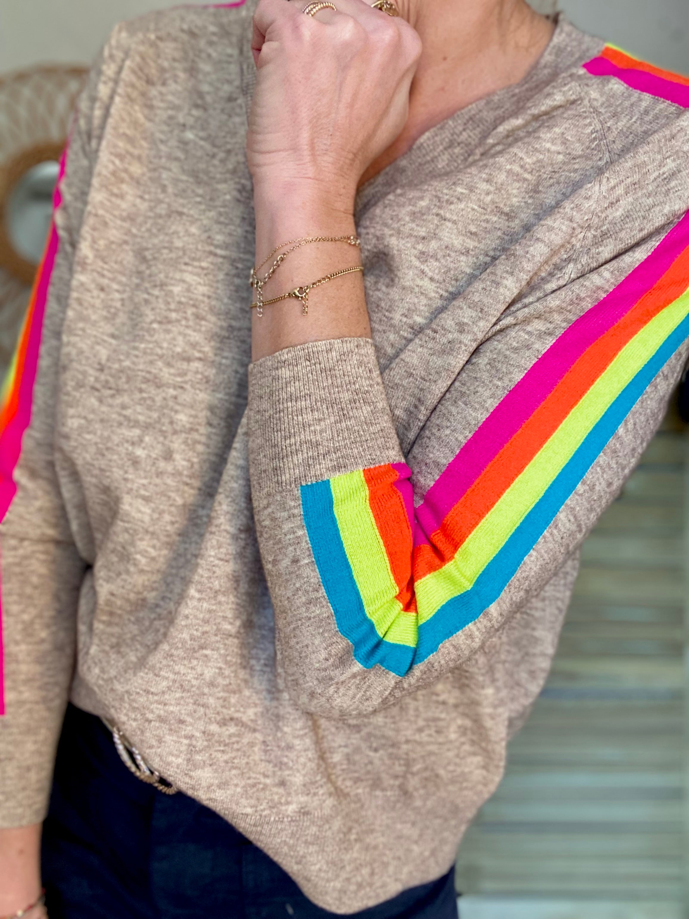 Pull fin avec bandes colorées, col V - RAINBOW 🌈 Taupe chiné
