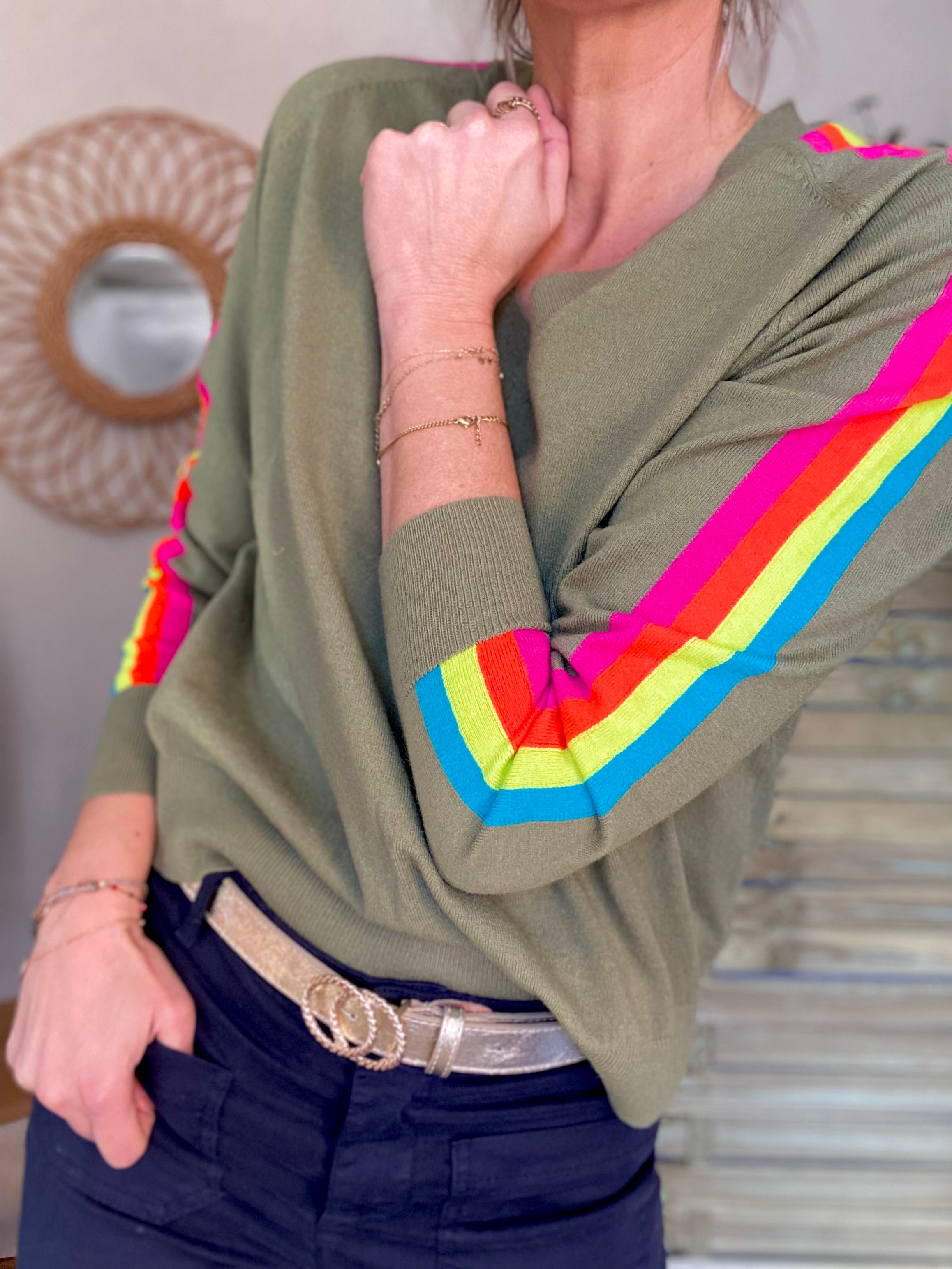 Pull fin avec bandes colorées, col V - RAINBOW 🌈 Kaki