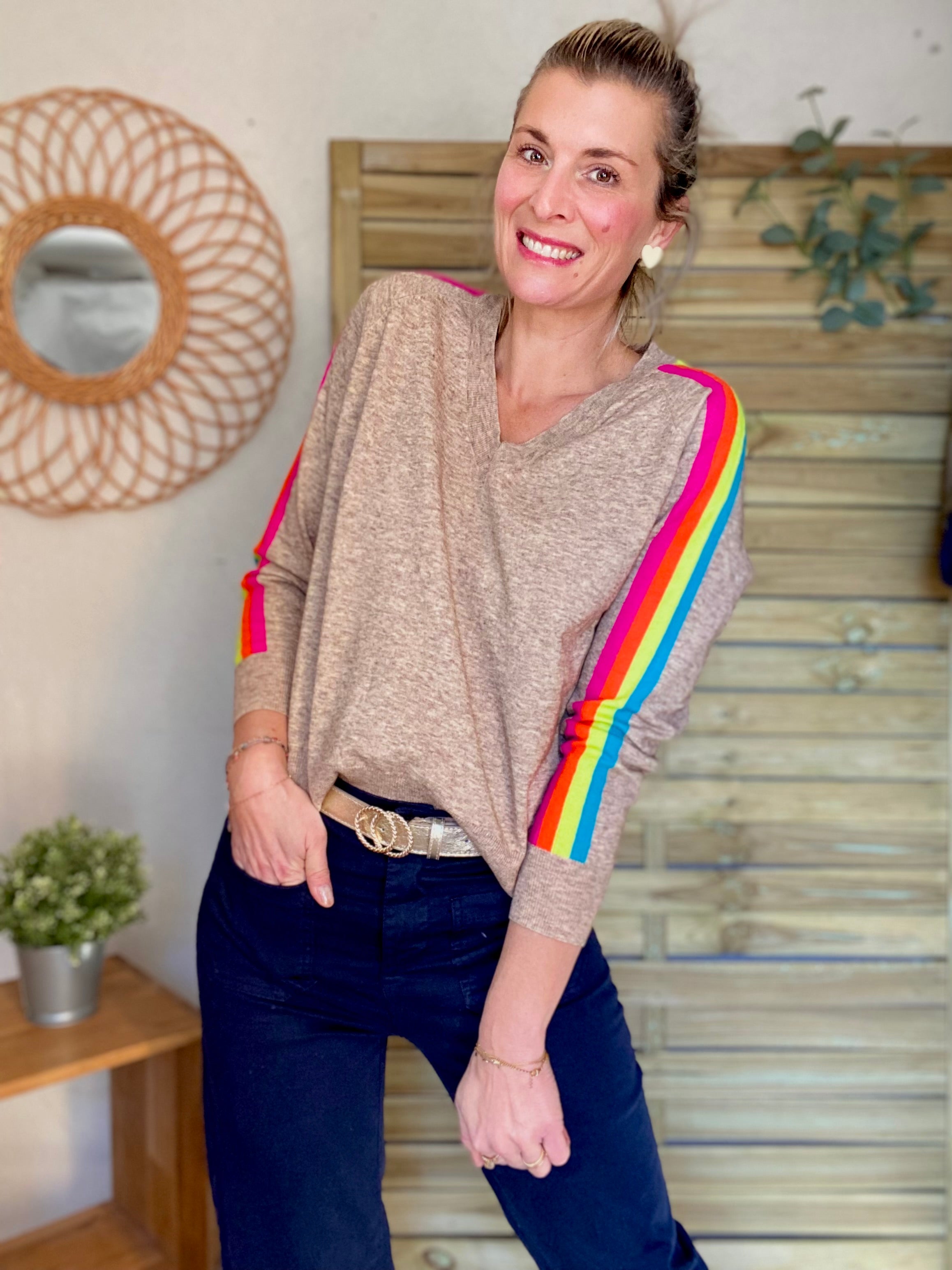 Pull fin avec bandes colorées, col V - RAINBOW 🌈 Taupe chiné