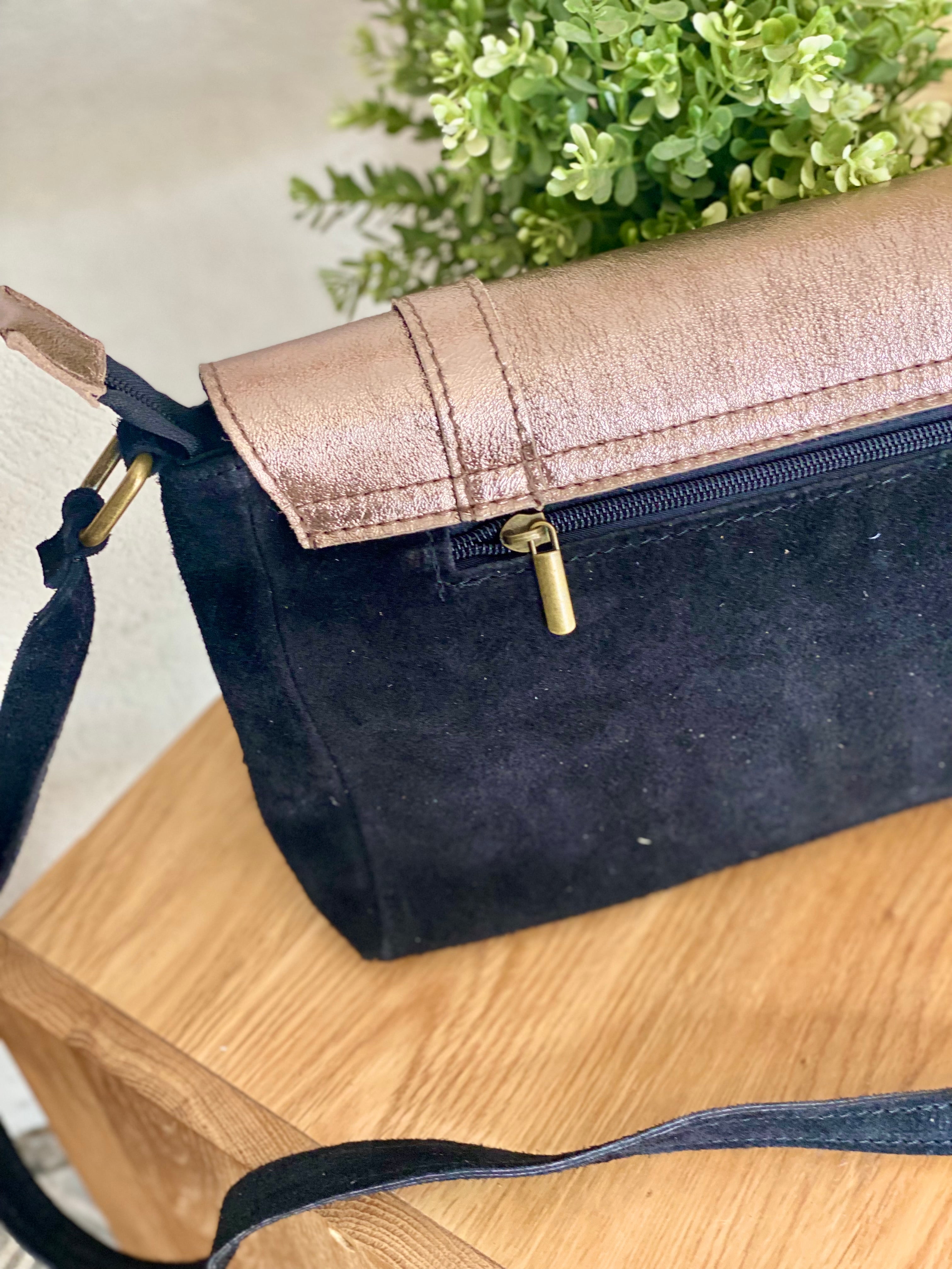 Sac bandoulière en cuir daim et irisé ESMÉE - Noir Bronze