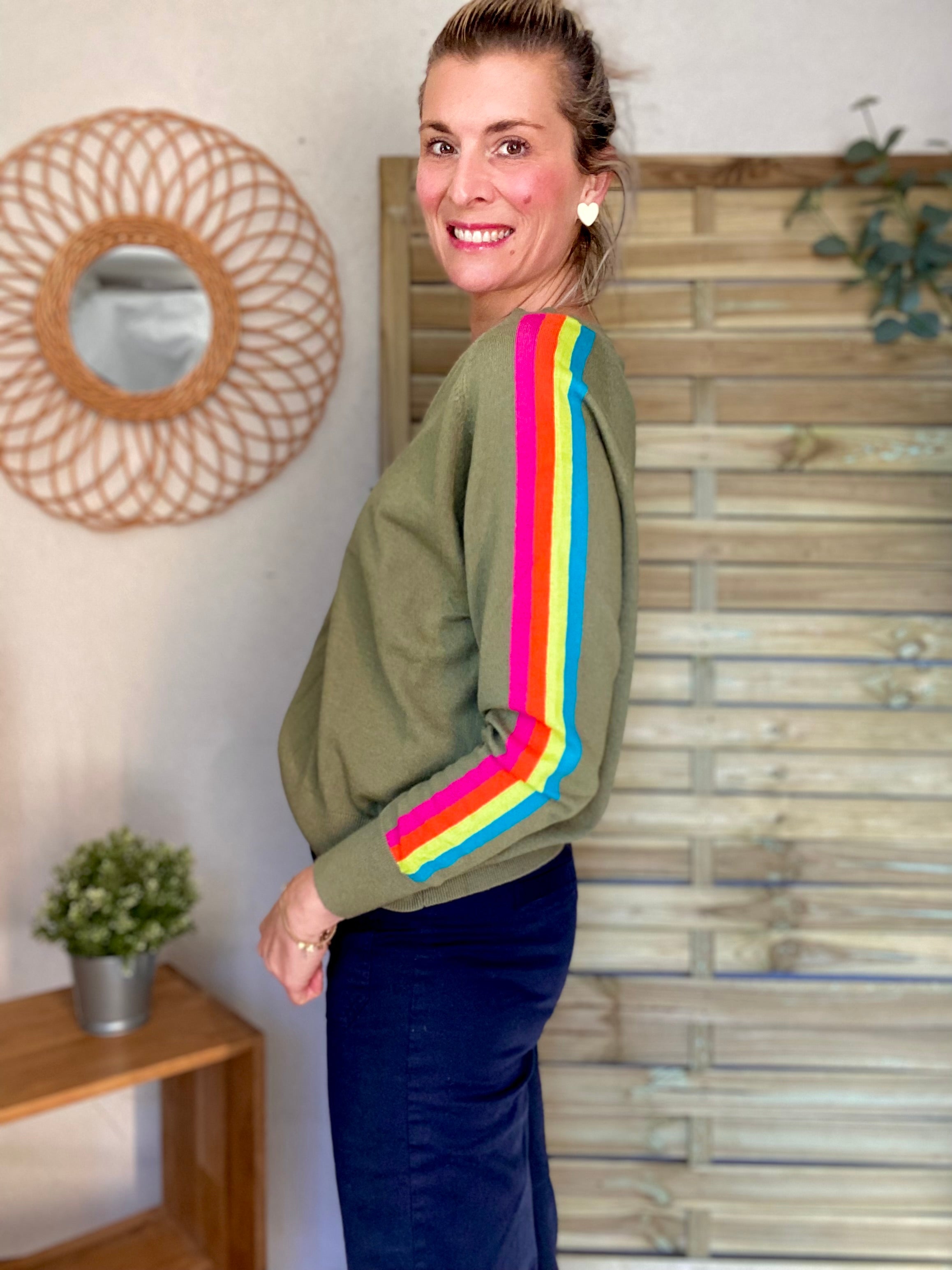 Pull fin avec bandes colorées, col V - RAINBOW 🌈 Kaki