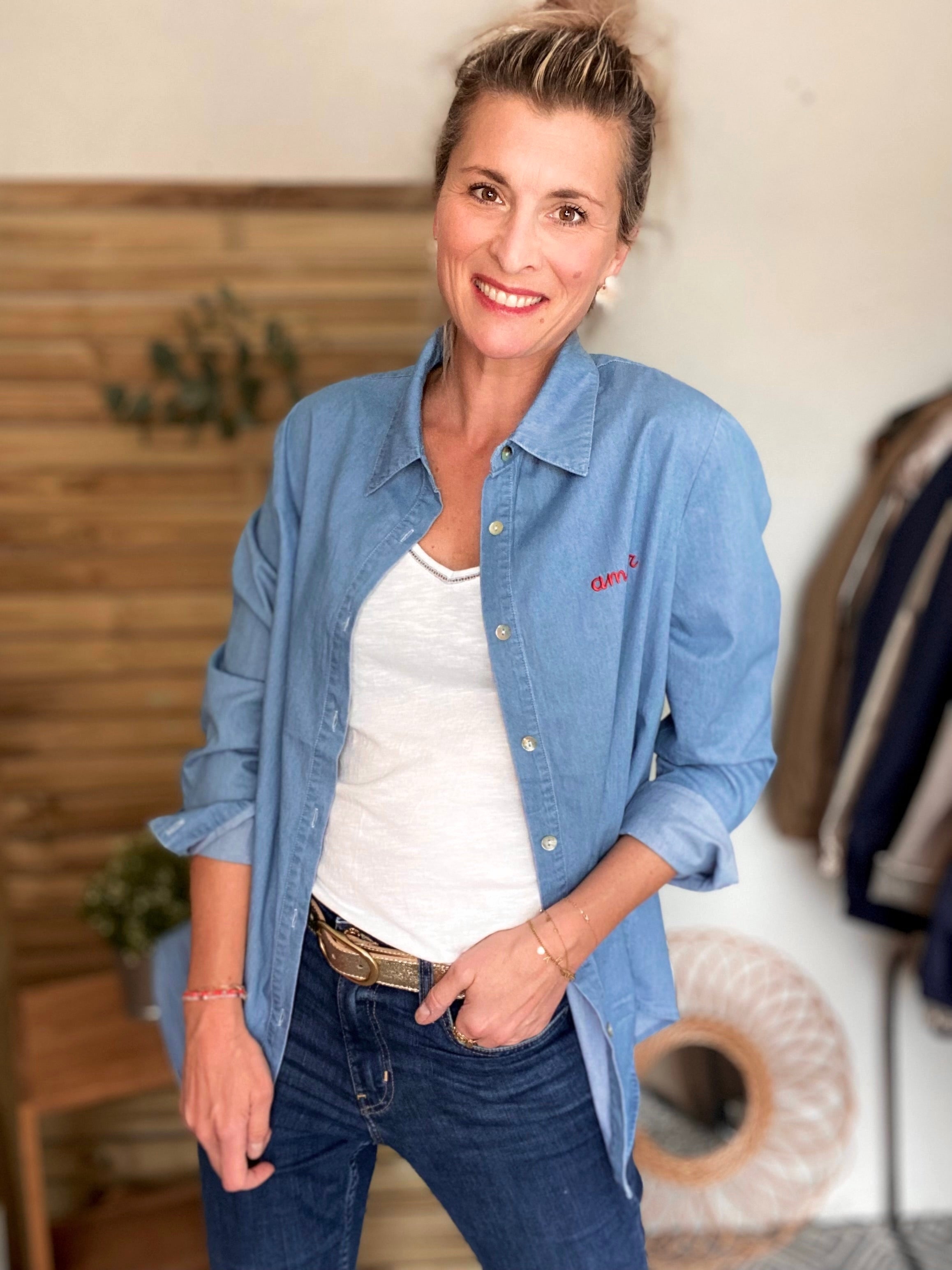 Chemise en coton brodé rouge amour IZÏA - Bleu jean