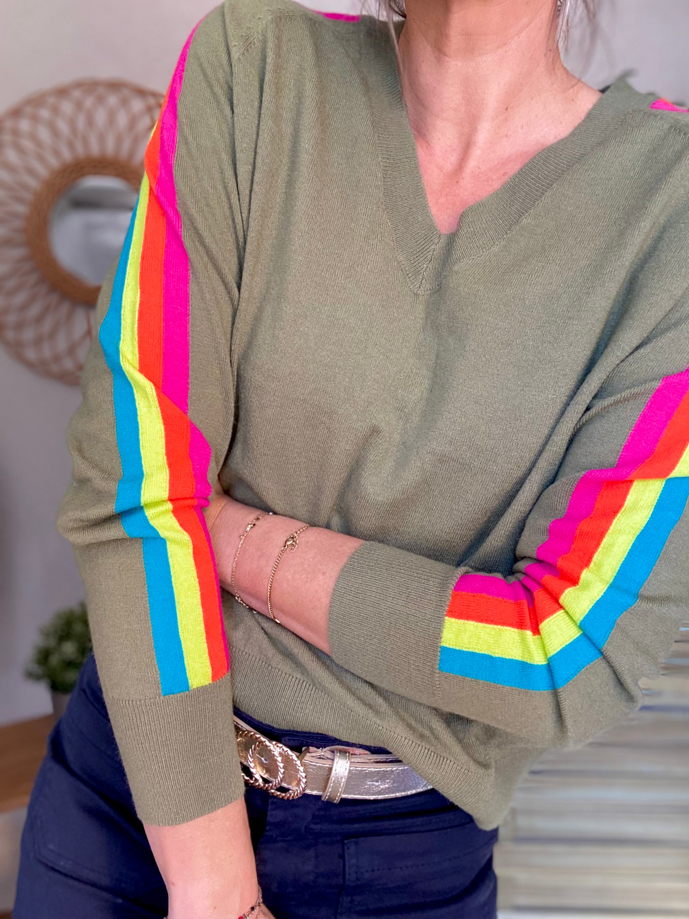 Pull fin avec bandes colorées, col V - RAINBOW 🌈 Kaki