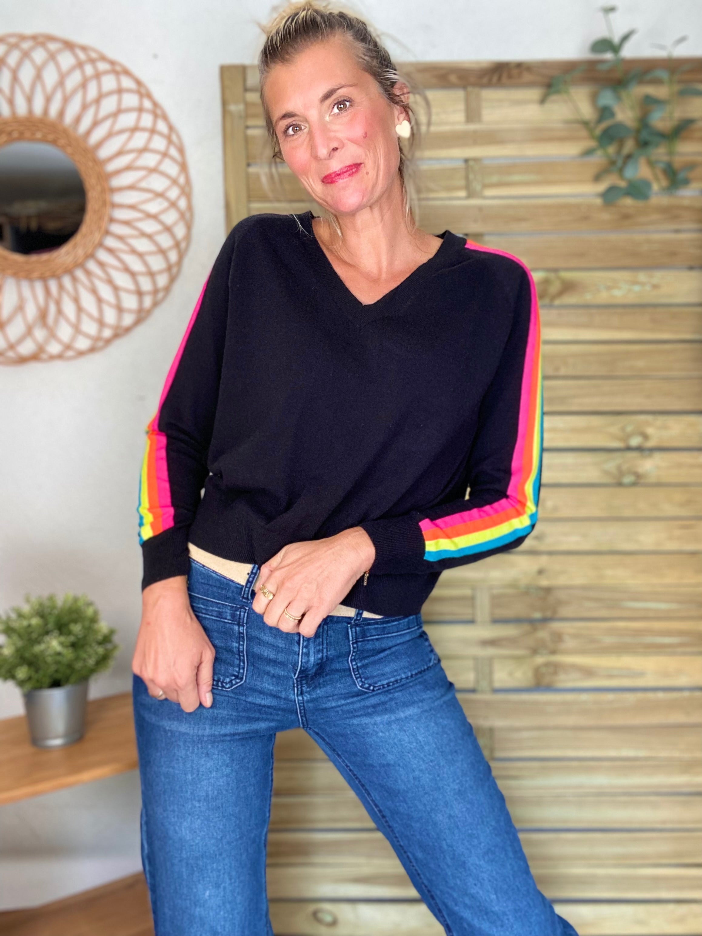 Pull fin avec bandes colorées, col V - RAINBOW 🌈 Noir