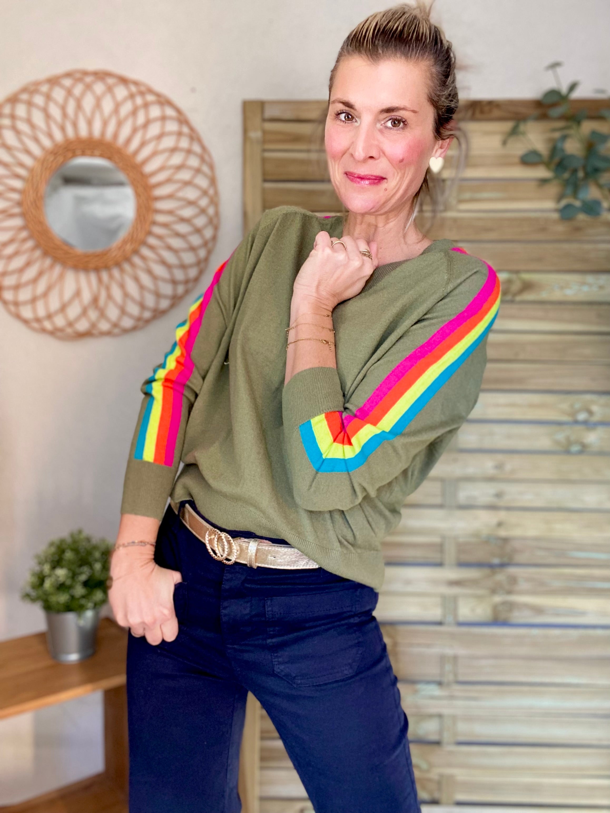 Pull fin avec bandes colorées, col V - RAINBOW 🌈 Kaki