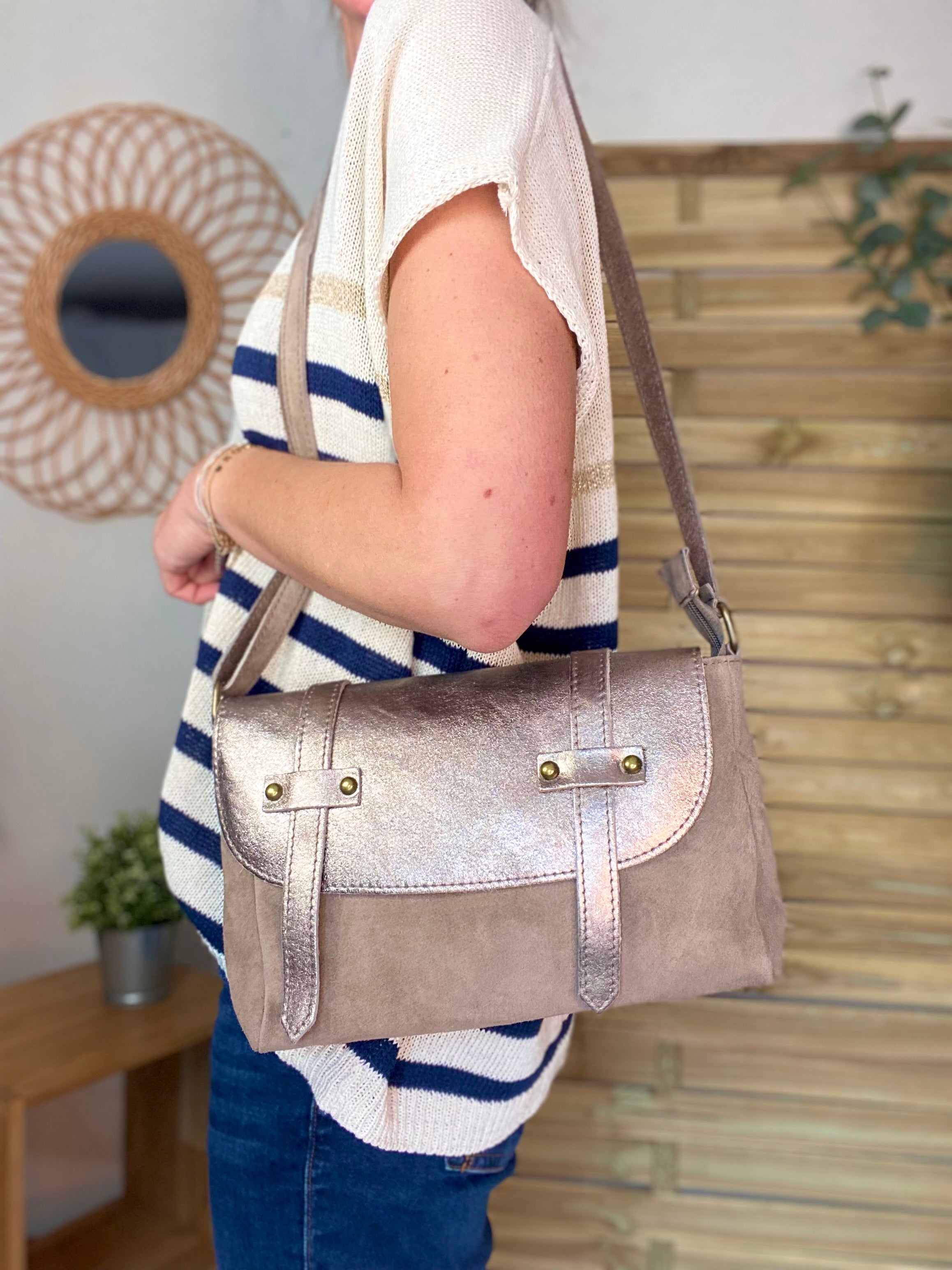 Sac bandoulière en cuir daim et irisé ESMÉE - Taupe