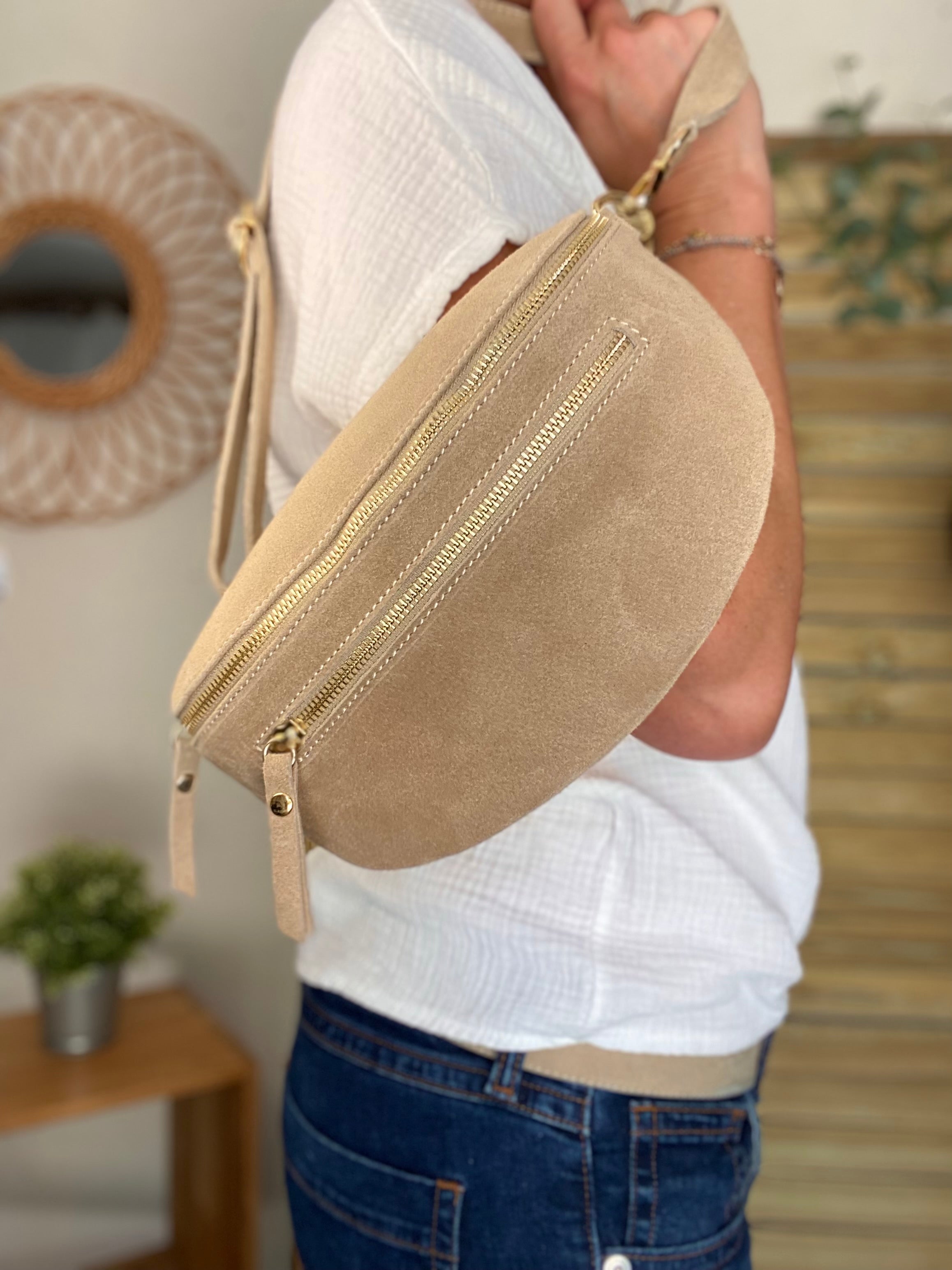 Sac banane en croûte de cuir + poche avant ALISON - Beige
