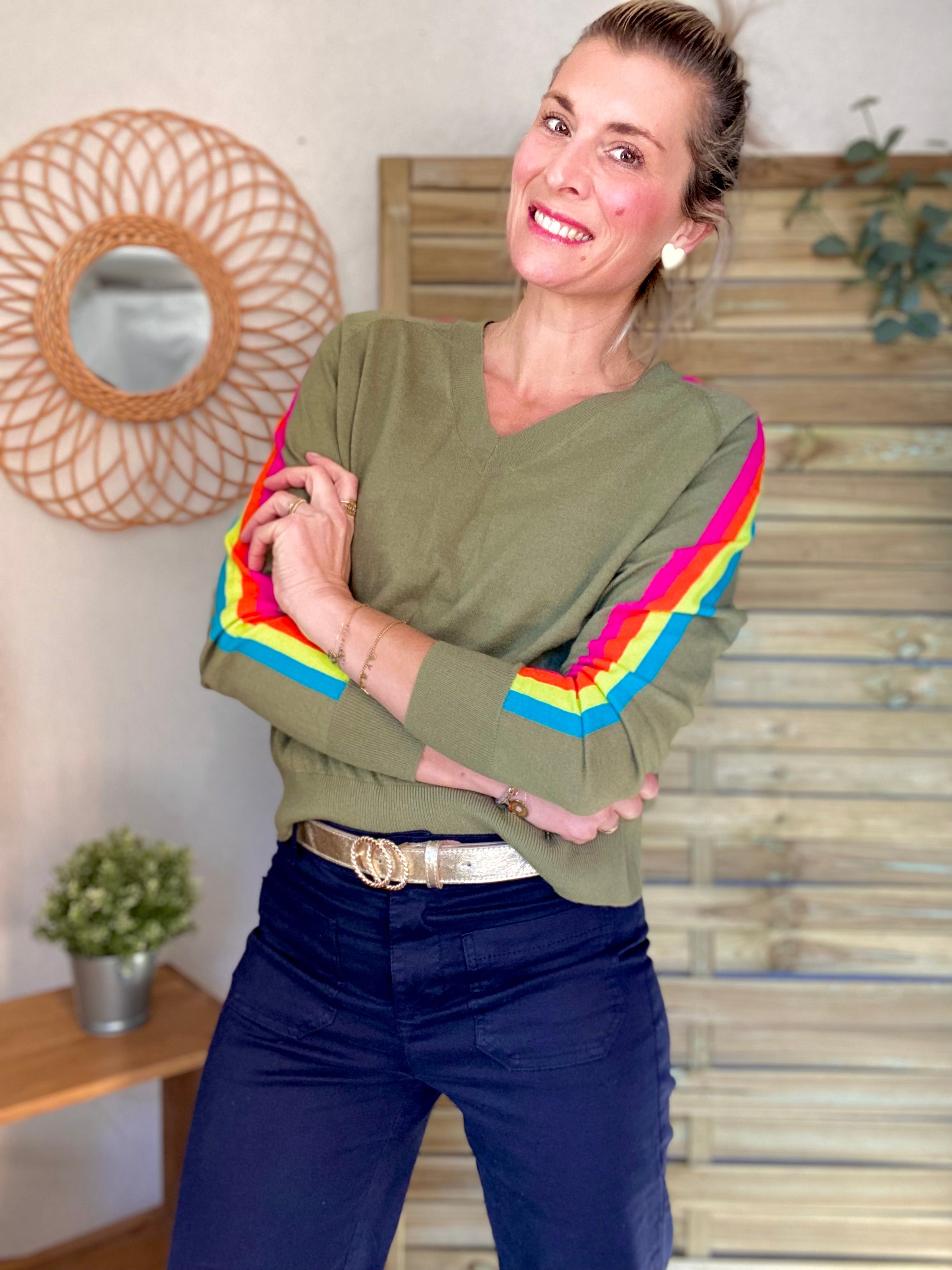 Pull fin avec bandes colorées, col V - RAINBOW 🌈 Kaki