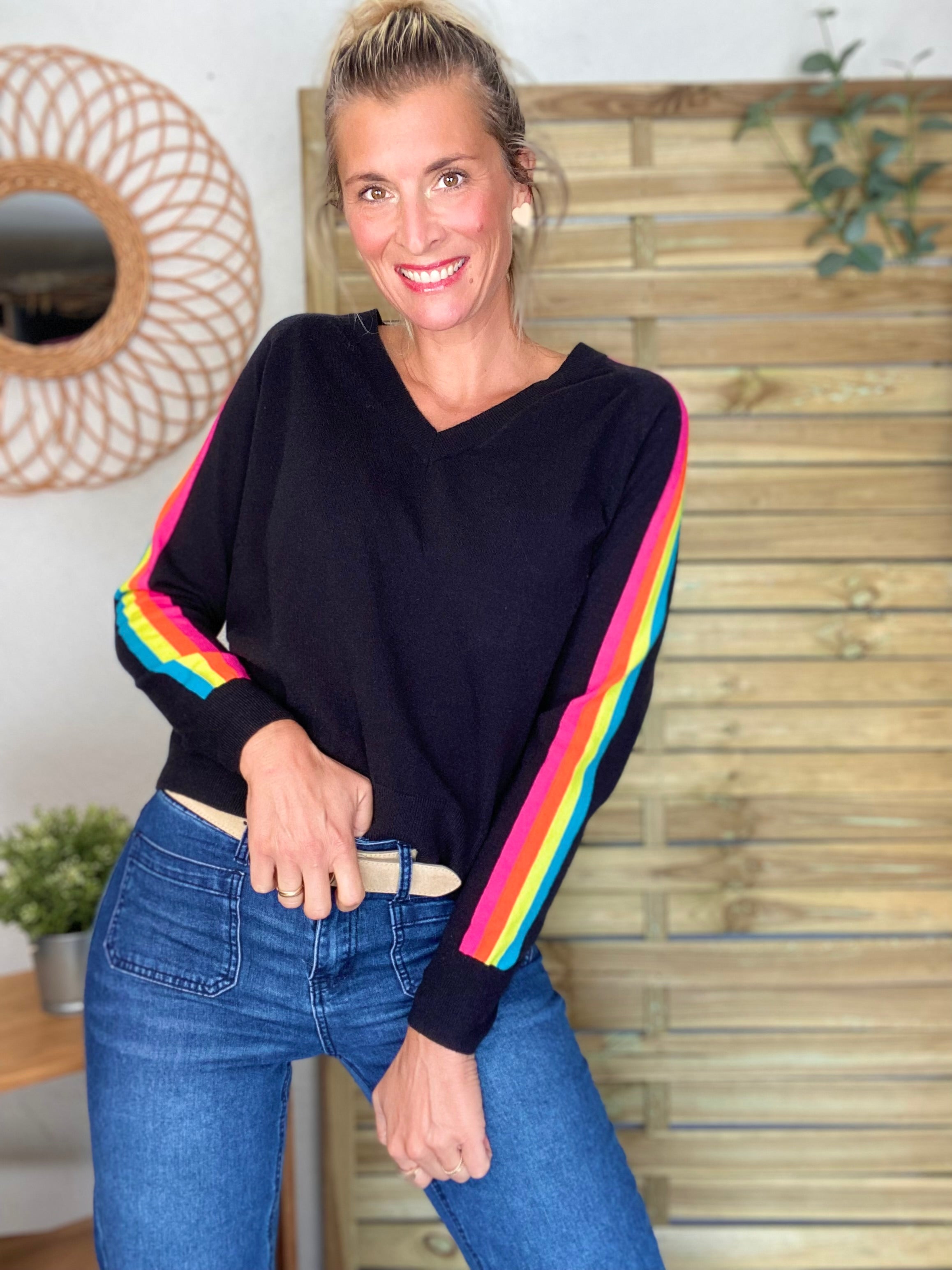Pull fin avec bandes colorées, col V - RAINBOW 🌈 Noir