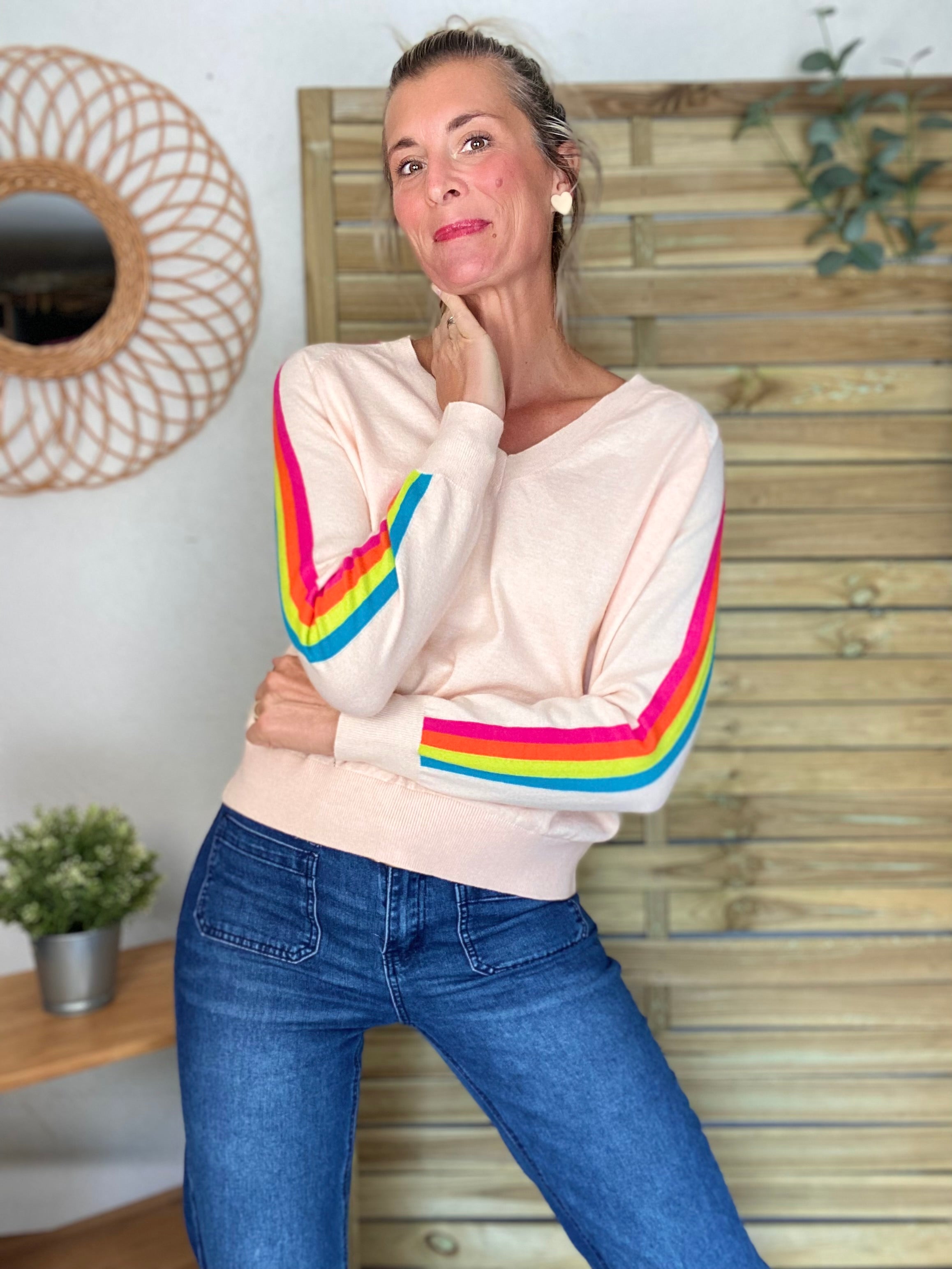 Pull fin avec bandes colorées, col V - RAINBOW 🌈 Rose clair