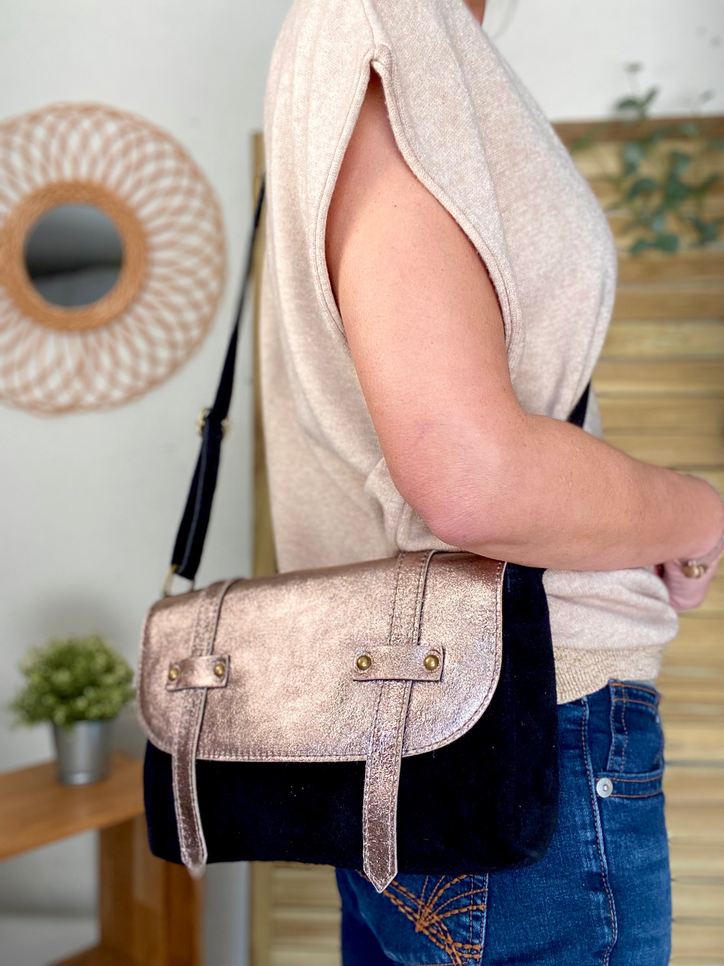 Sac bandoulière en cuir daim et irisé ESMÉE - Noir Bronze