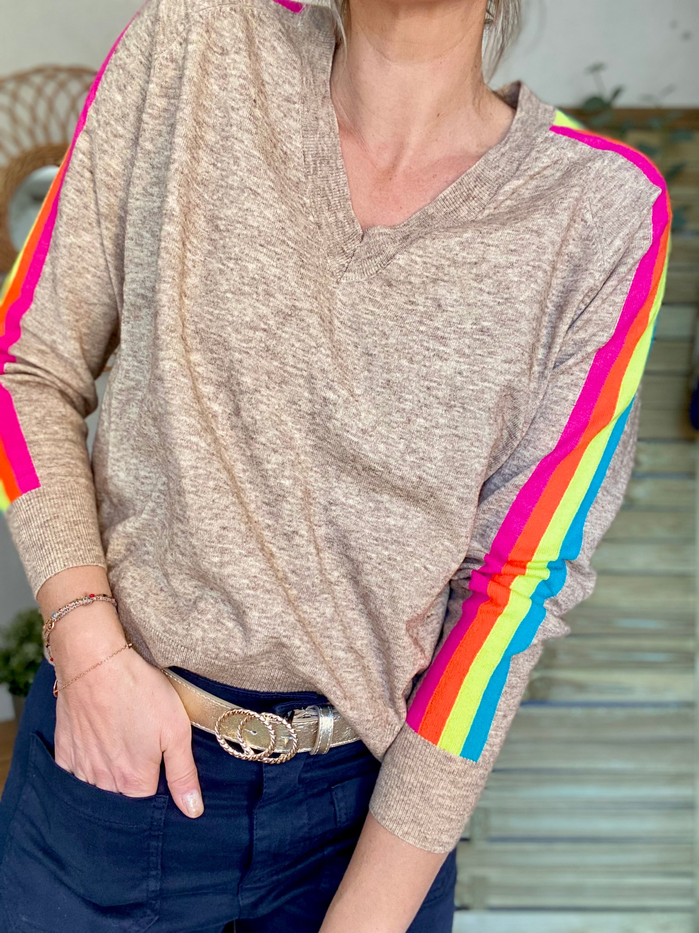 Pull fin avec bandes colorées, col V - RAINBOW 🌈 Taupe chiné