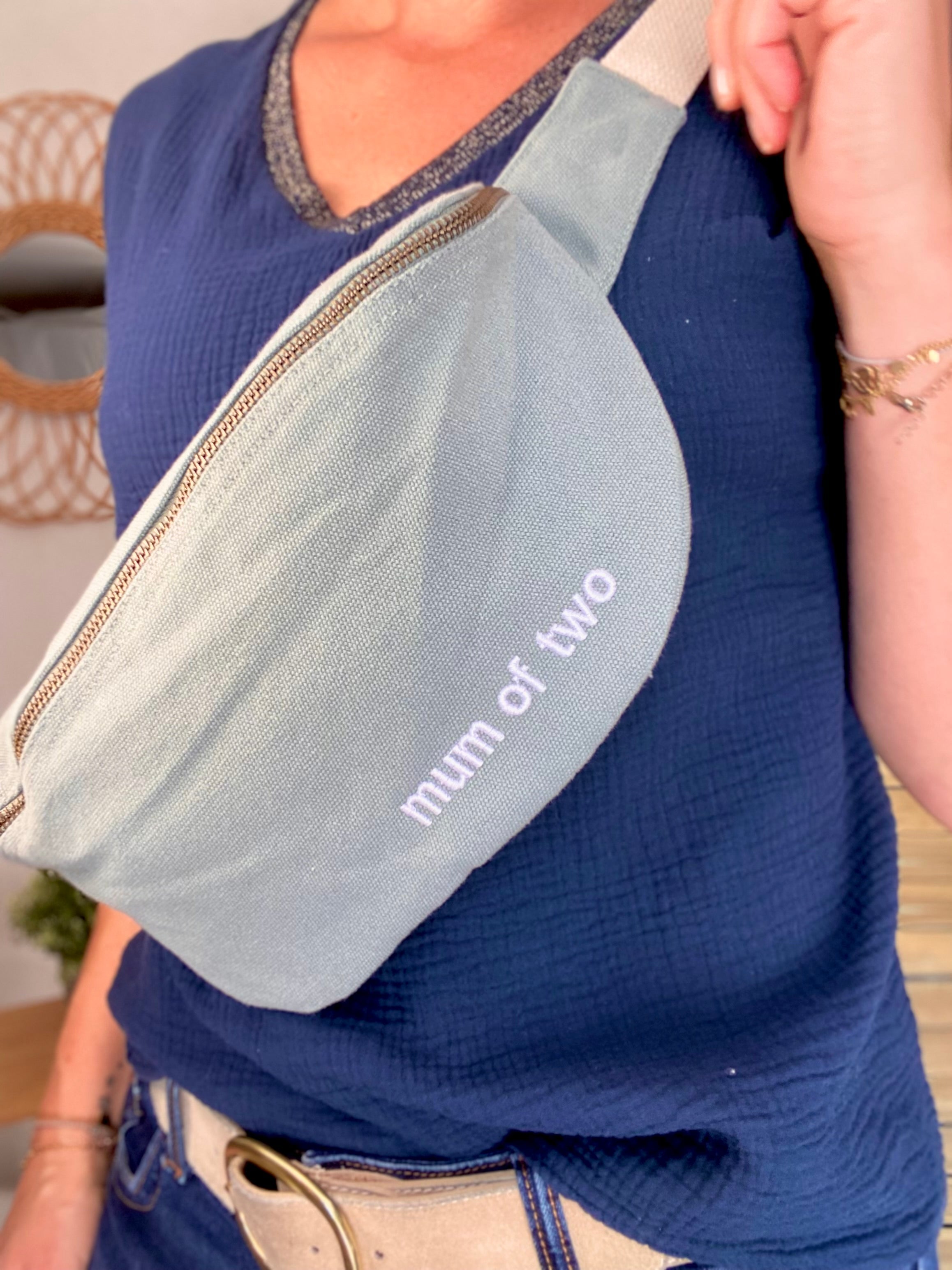 Sac banane en toile MUM OF - Vert sauge - FAMILY IMPACT STORIES
