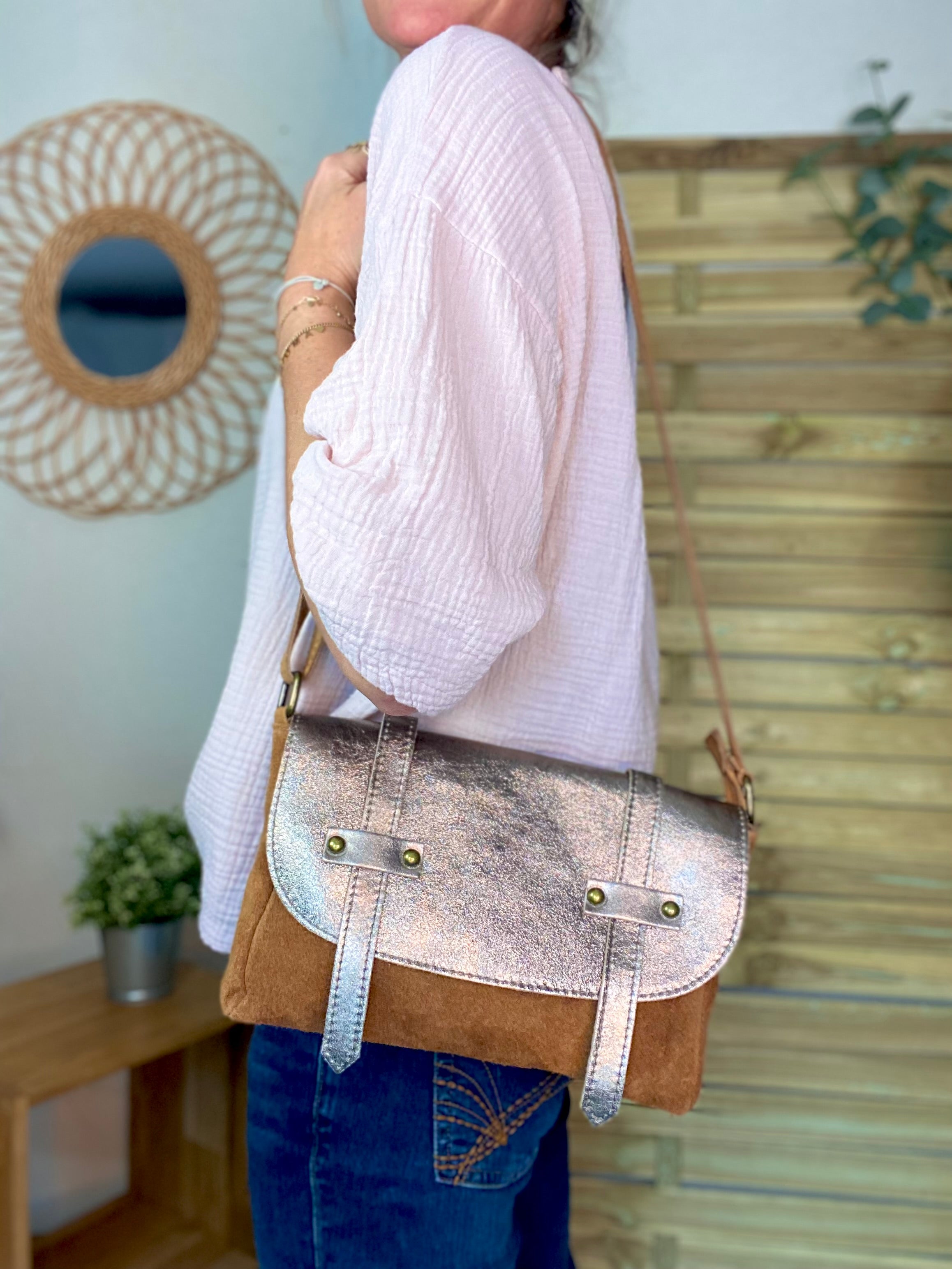 Sac bandoulière en cuir daim et irisé ESMÉE - Camel