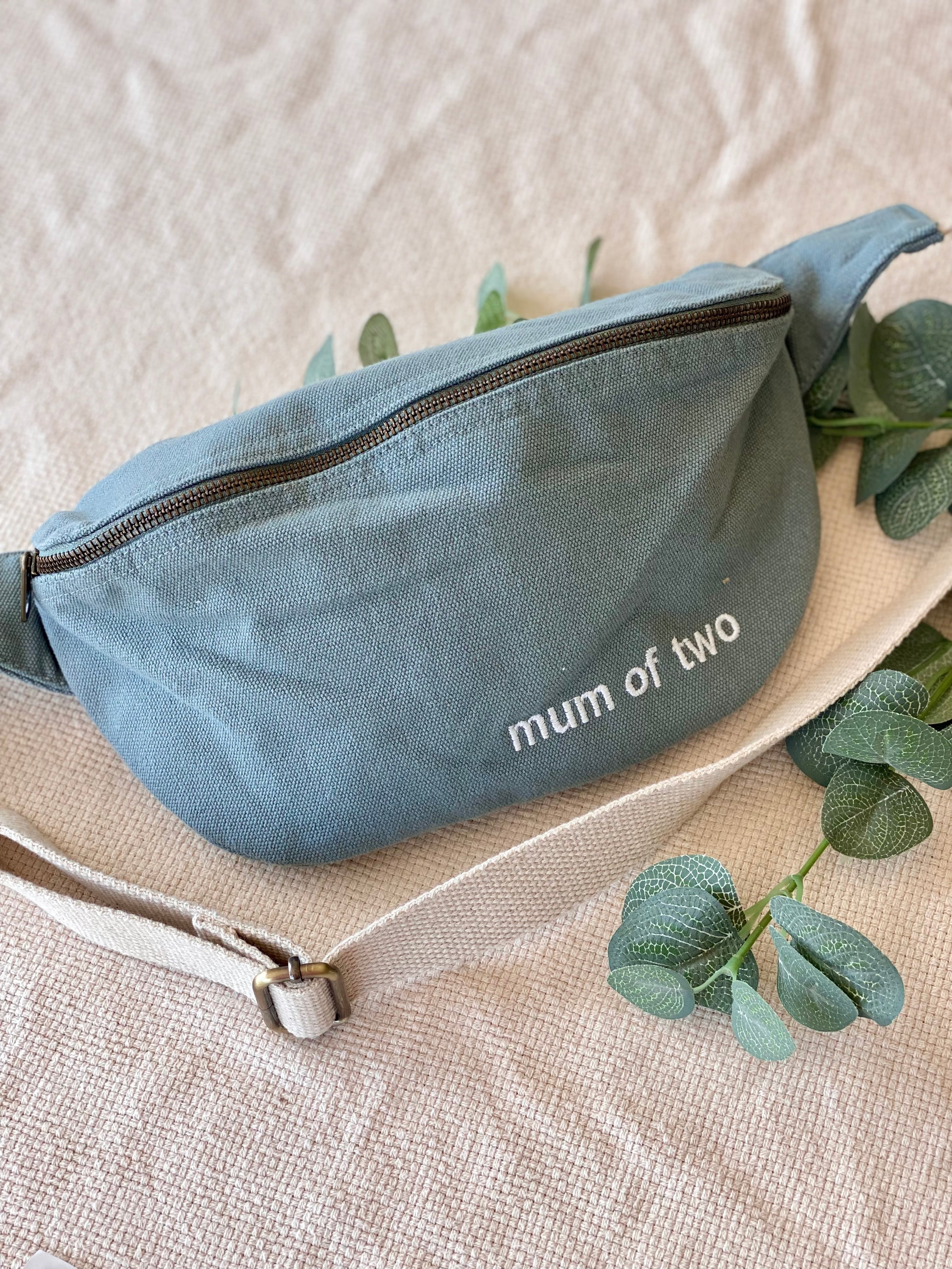 Sac banane en toile MUM OF - Vert sauge - FAMILY IMPACT STORIES