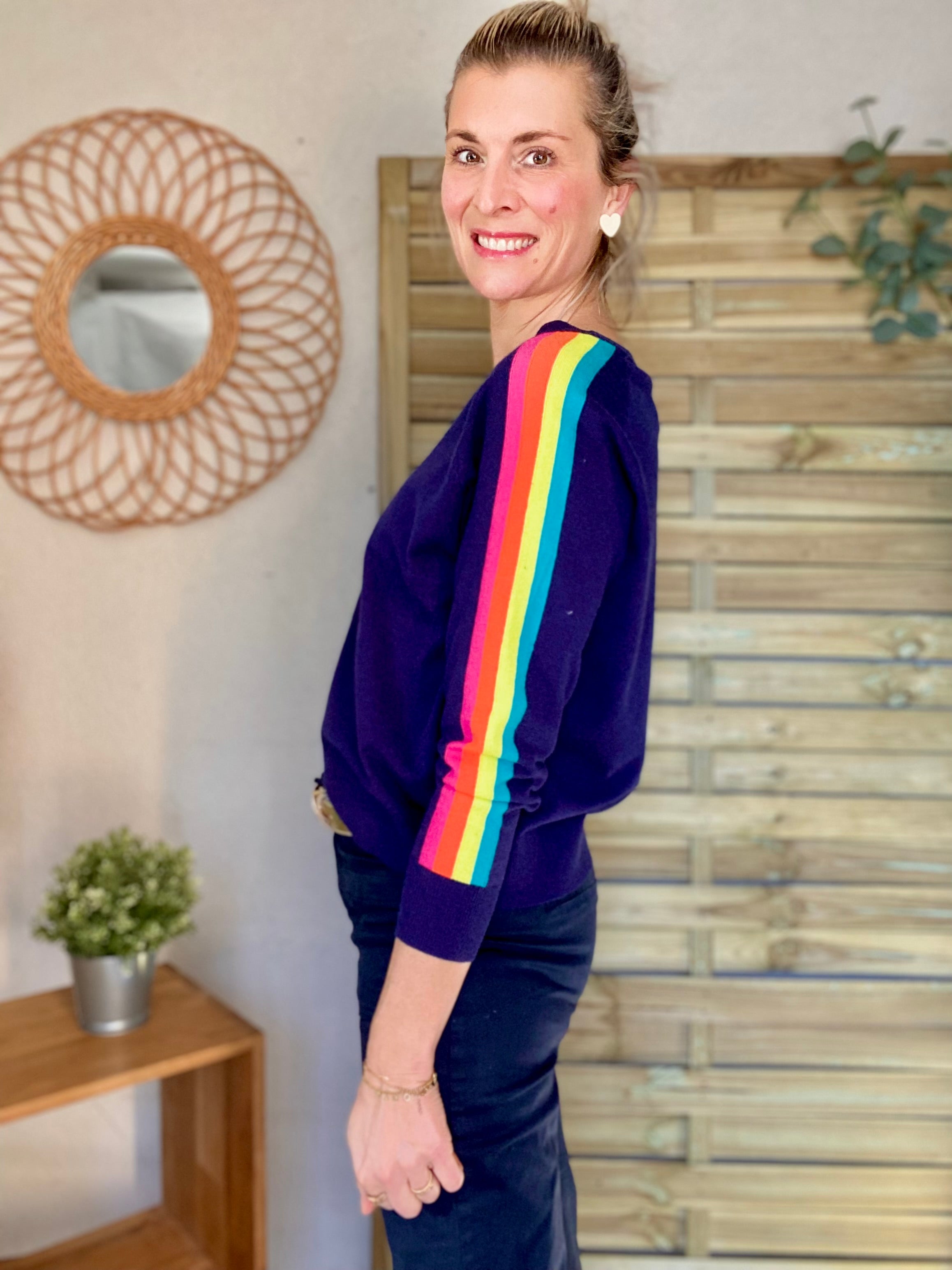 Pull fin avec bandes colorées, col V - RAINBOW 🌈 Bleu marine