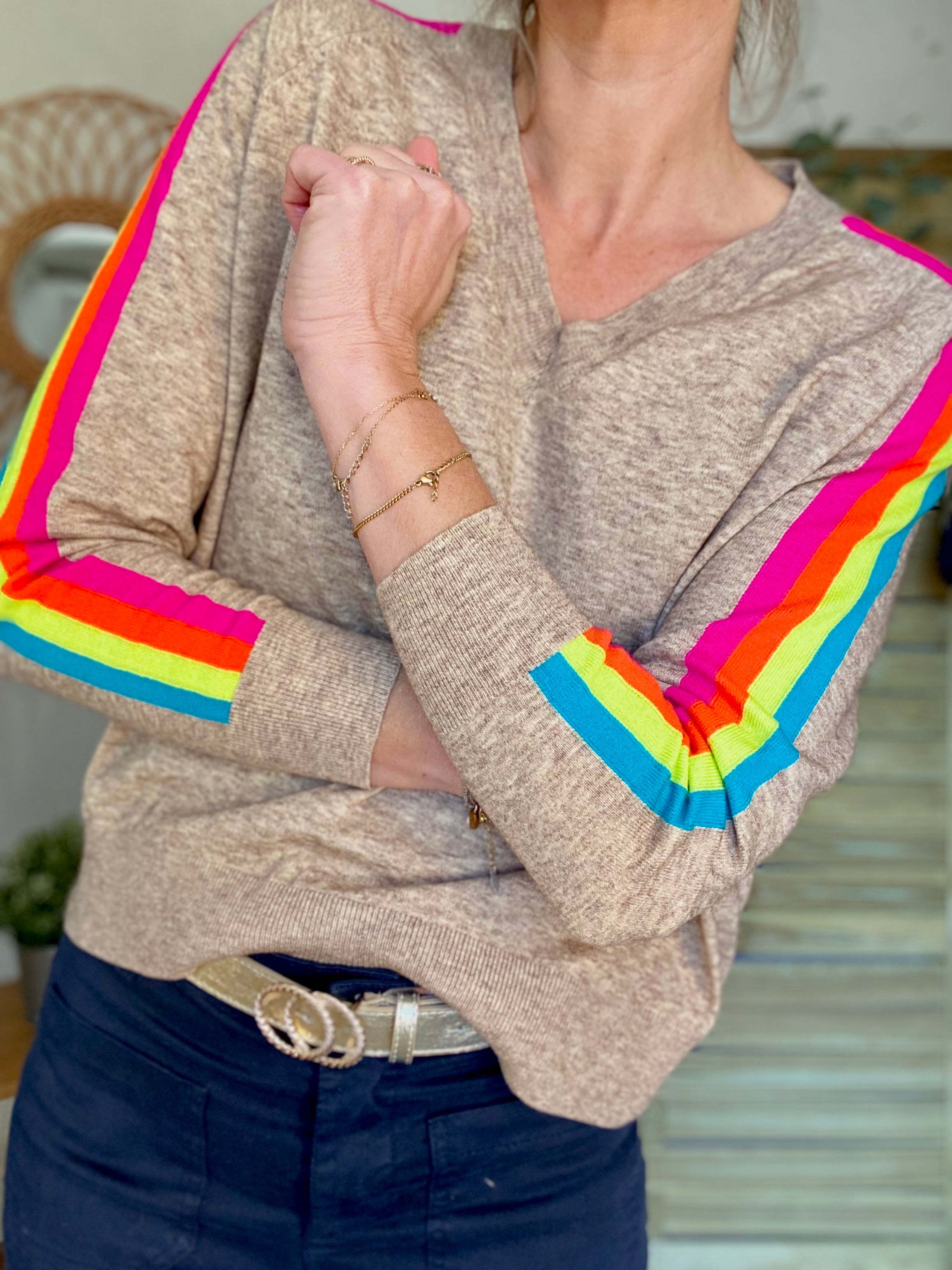 Pull fin avec bandes colorées, col V - RAINBOW 🌈 Taupe chiné
