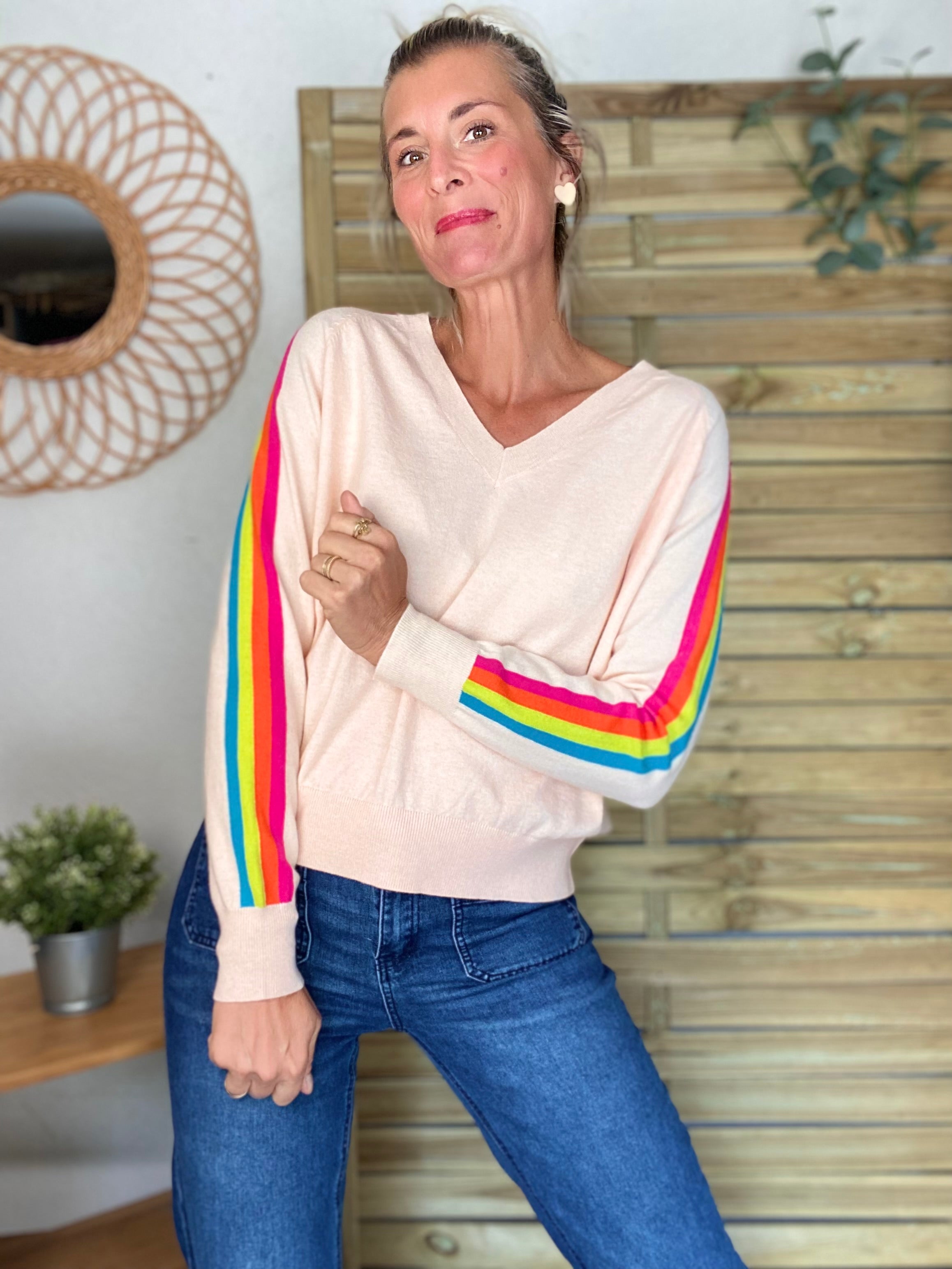 Pull fin avec bandes colorées, col V - RAINBOW 🌈 Rose clair