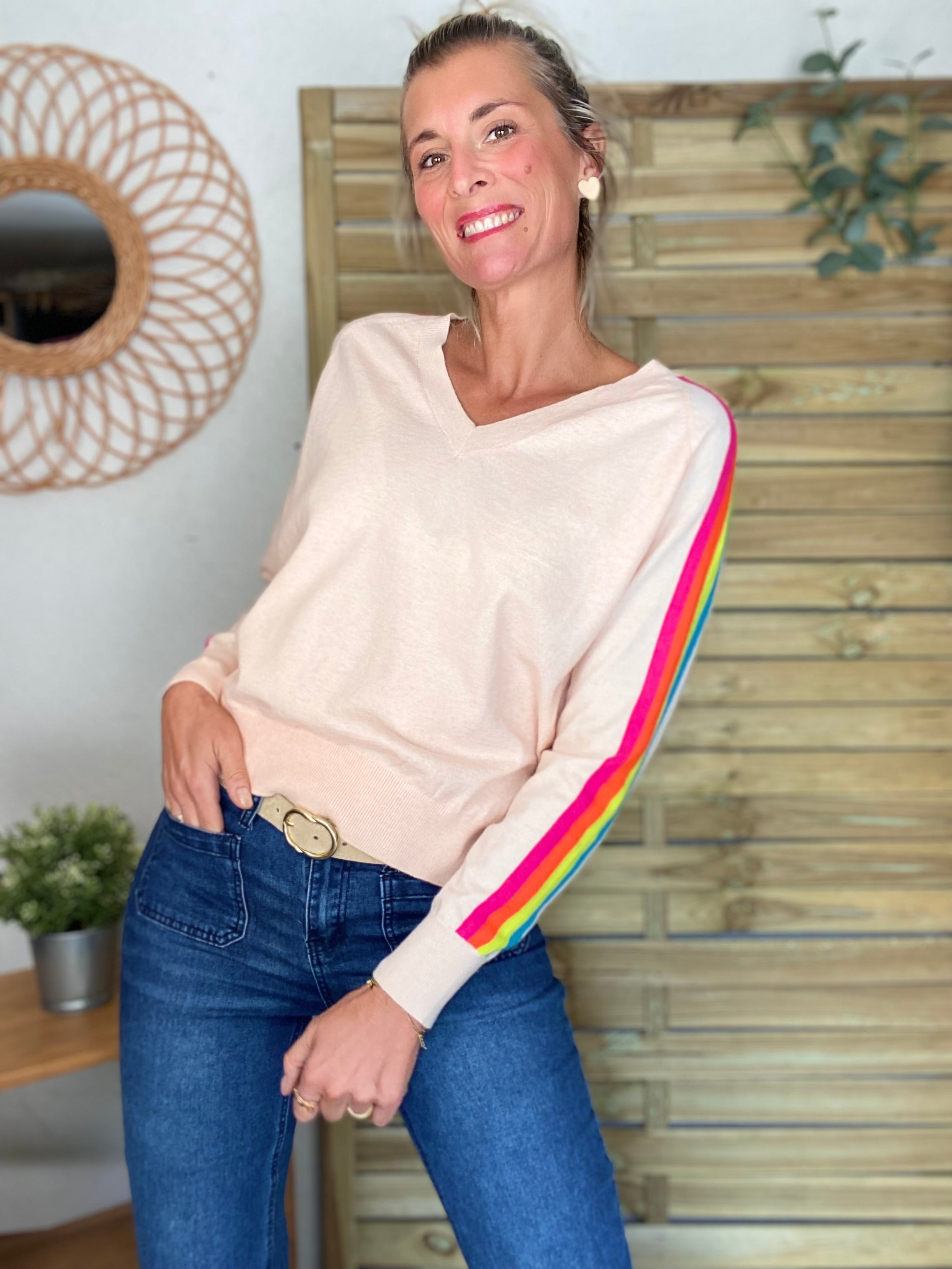 Pull fin avec bandes colorées, col V - RAINBOW 🌈 Rose clair