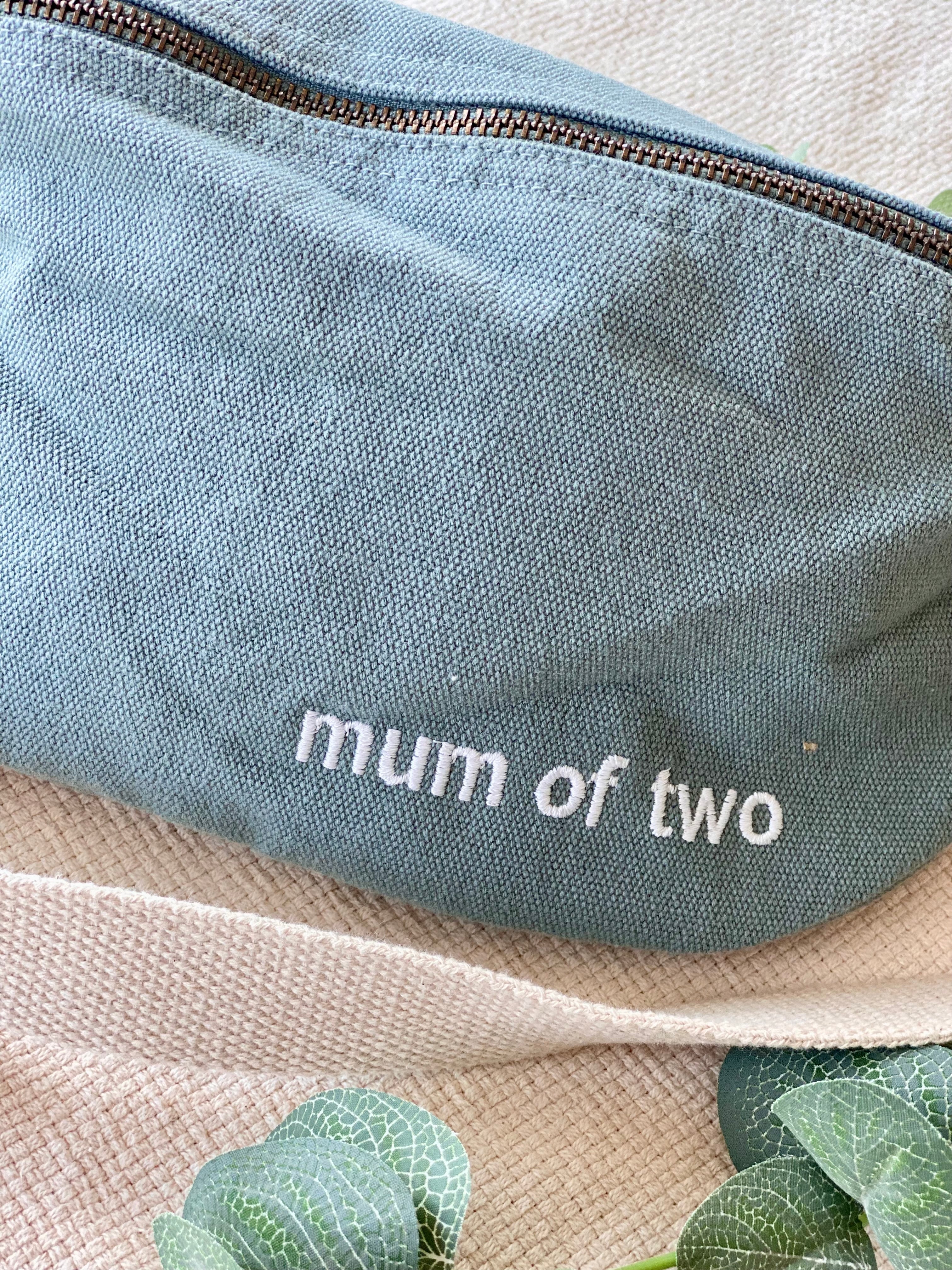 Sac banane en toile MUM OF - Vert sauge - FAMILY IMPACT STORIES