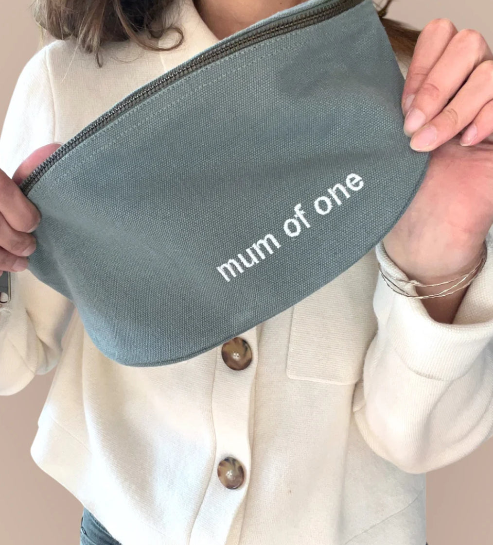 Sac banane en toile MUM OF - Vert sauge - FAMILY IMPACT STORIES